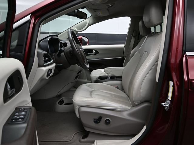Used 2020 Chrysler Pacifica Touring-L w/ Tire & Wheel Group image 19