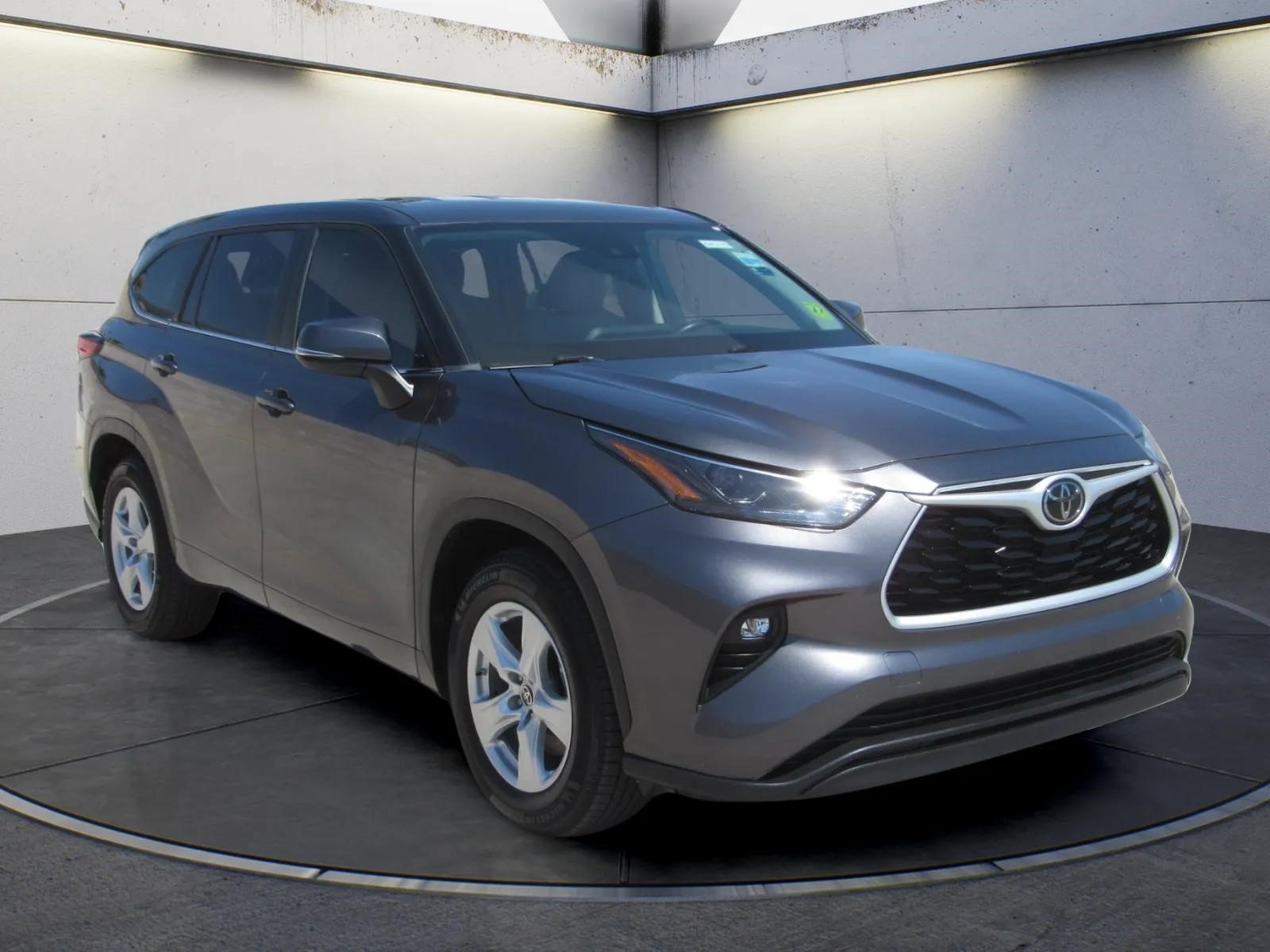 Used 2023 Toyota Highlander LE FWD image 2
