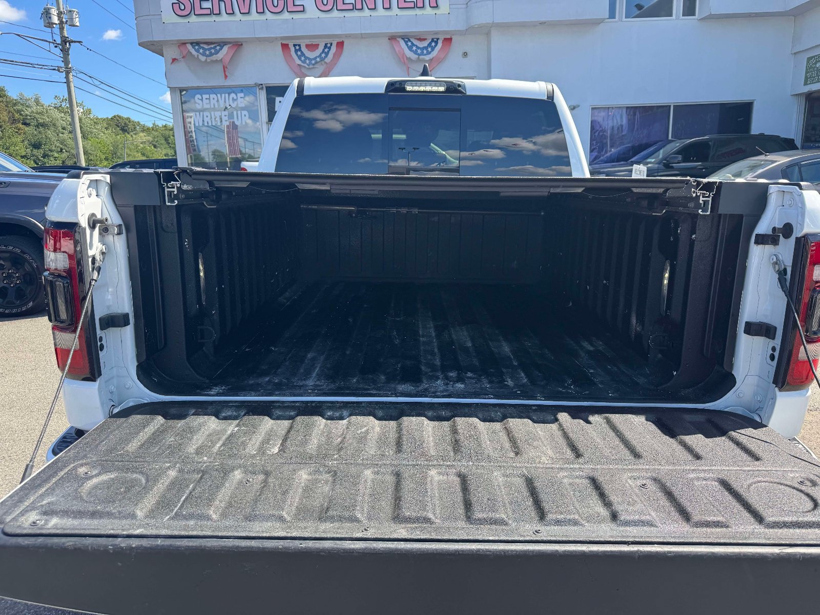 Used 2024 RAM 1500 Laramie AWD/4WD image 15