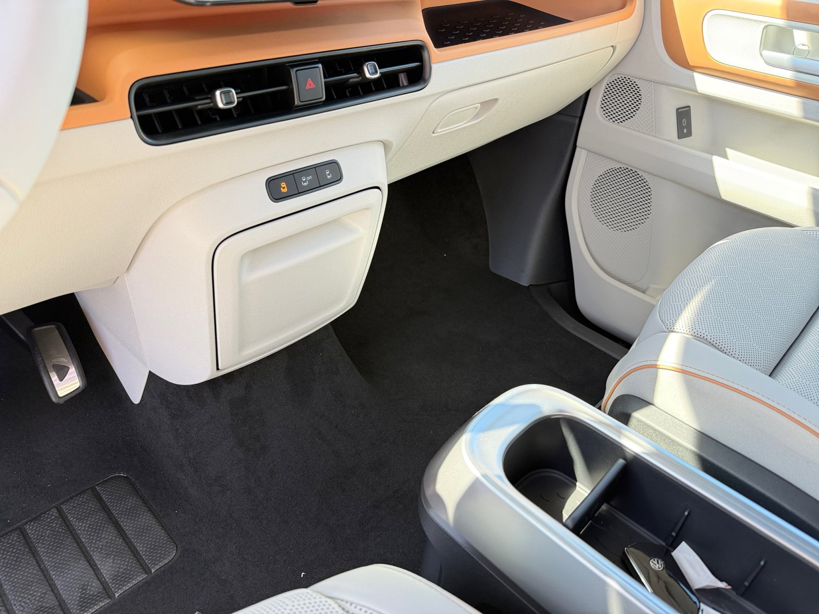 New 2025 Volkswagen ID. Buzz 1st Edition RWD image 13