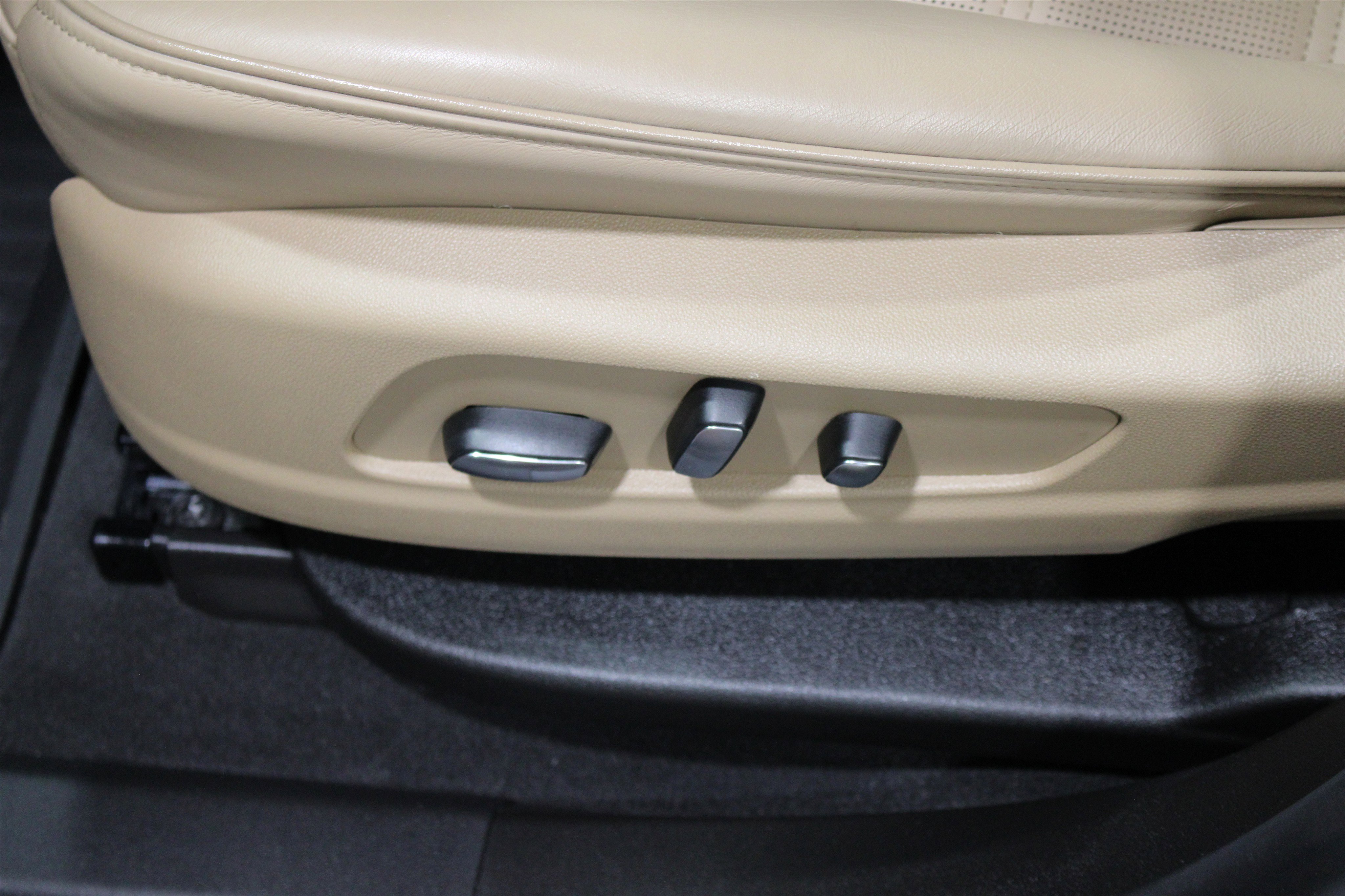 Certified 2025 Cadillac XT6 Premium Luxury w/ Platinum Package image 5