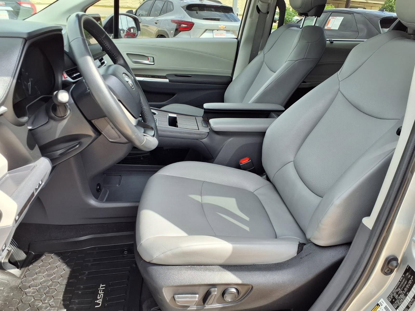 Used 2024 Toyota Sienna XLE FWD image 25