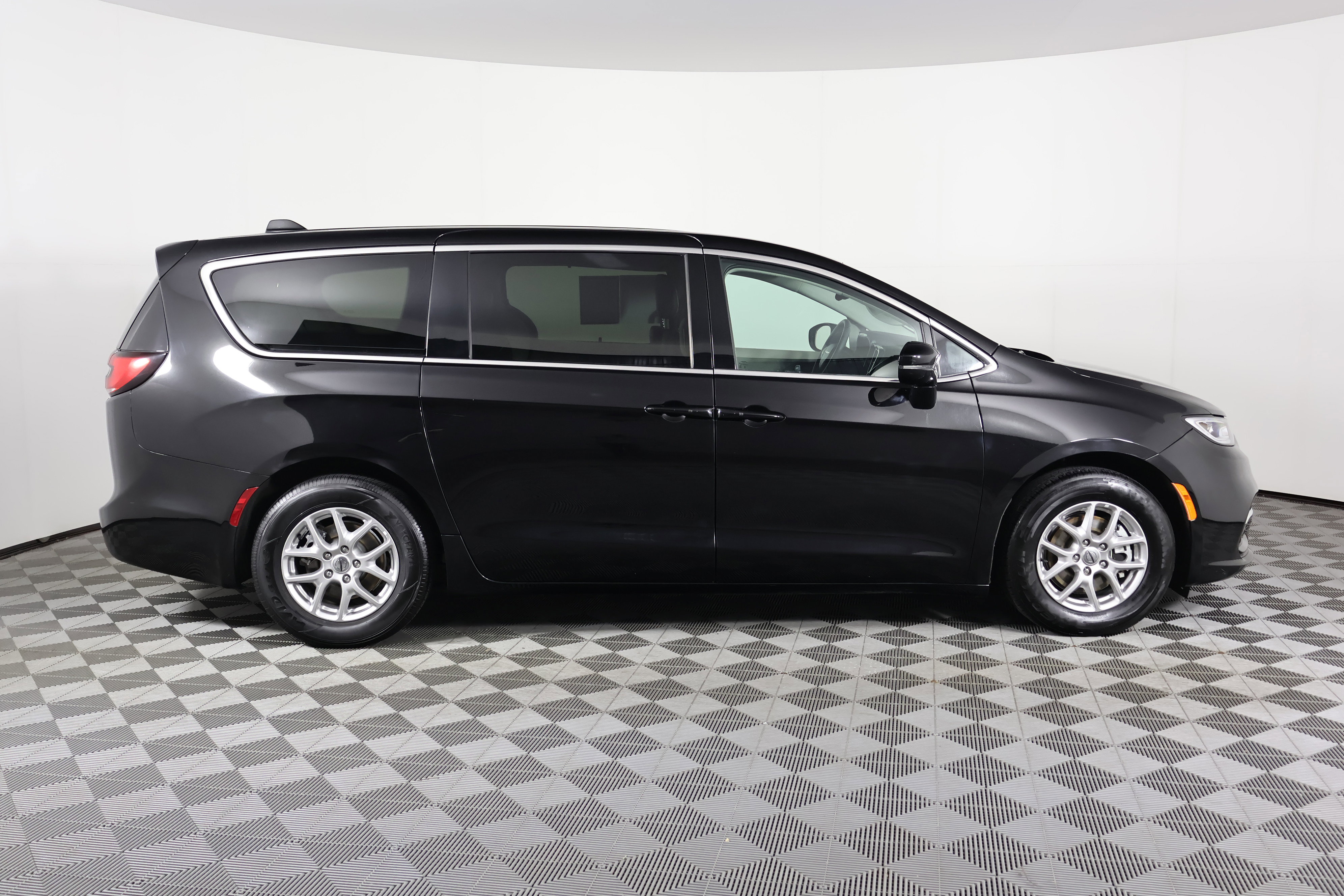 Used 2024 Chrysler Pacifica Touring-L image 5