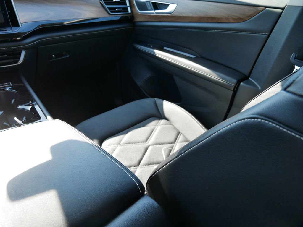 Used 2025 Volkswagen Atlas SE image 14