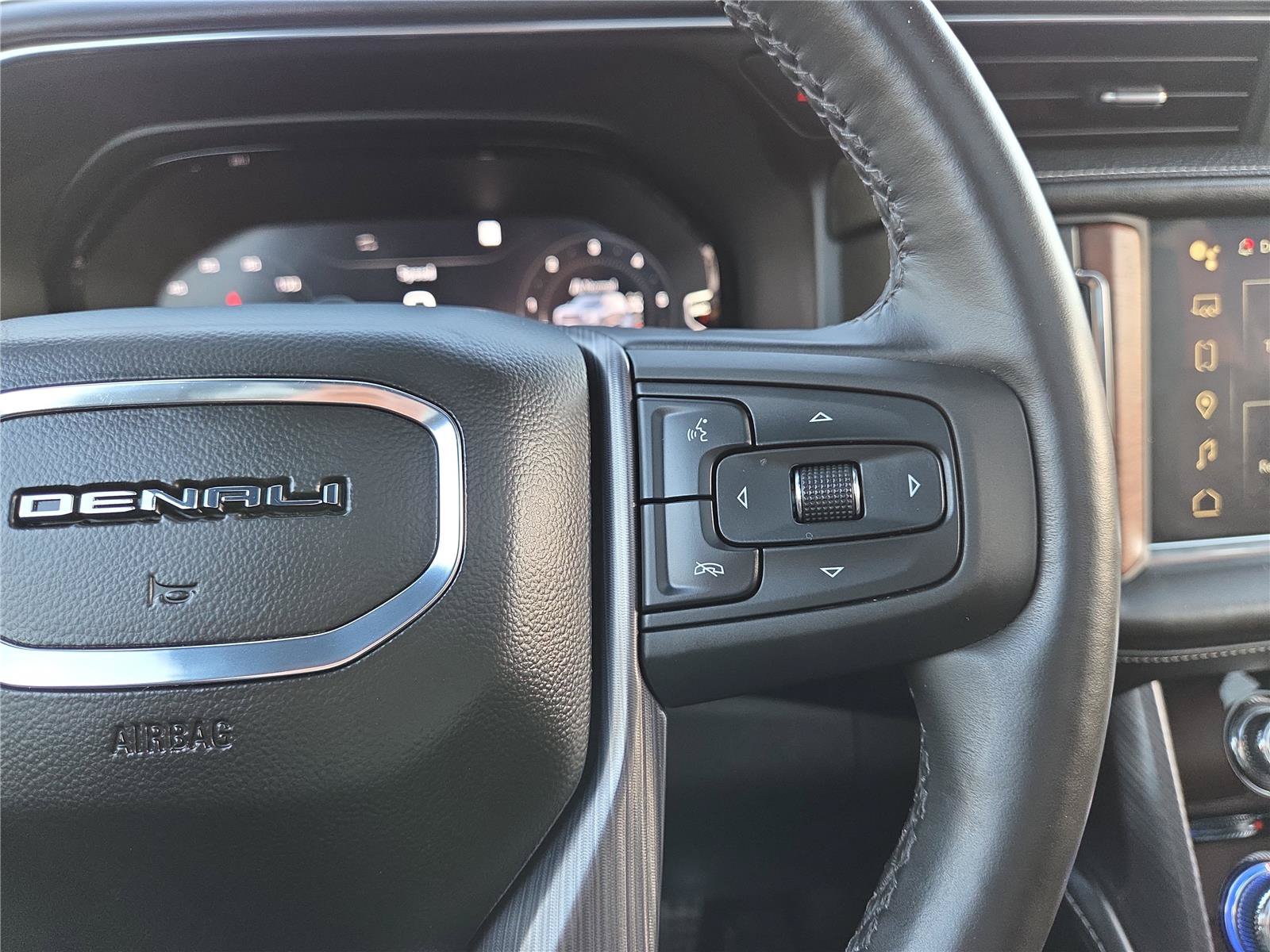 Used 2023 GMC Yukon XL Denali Ultimate AWD/4WD image 17