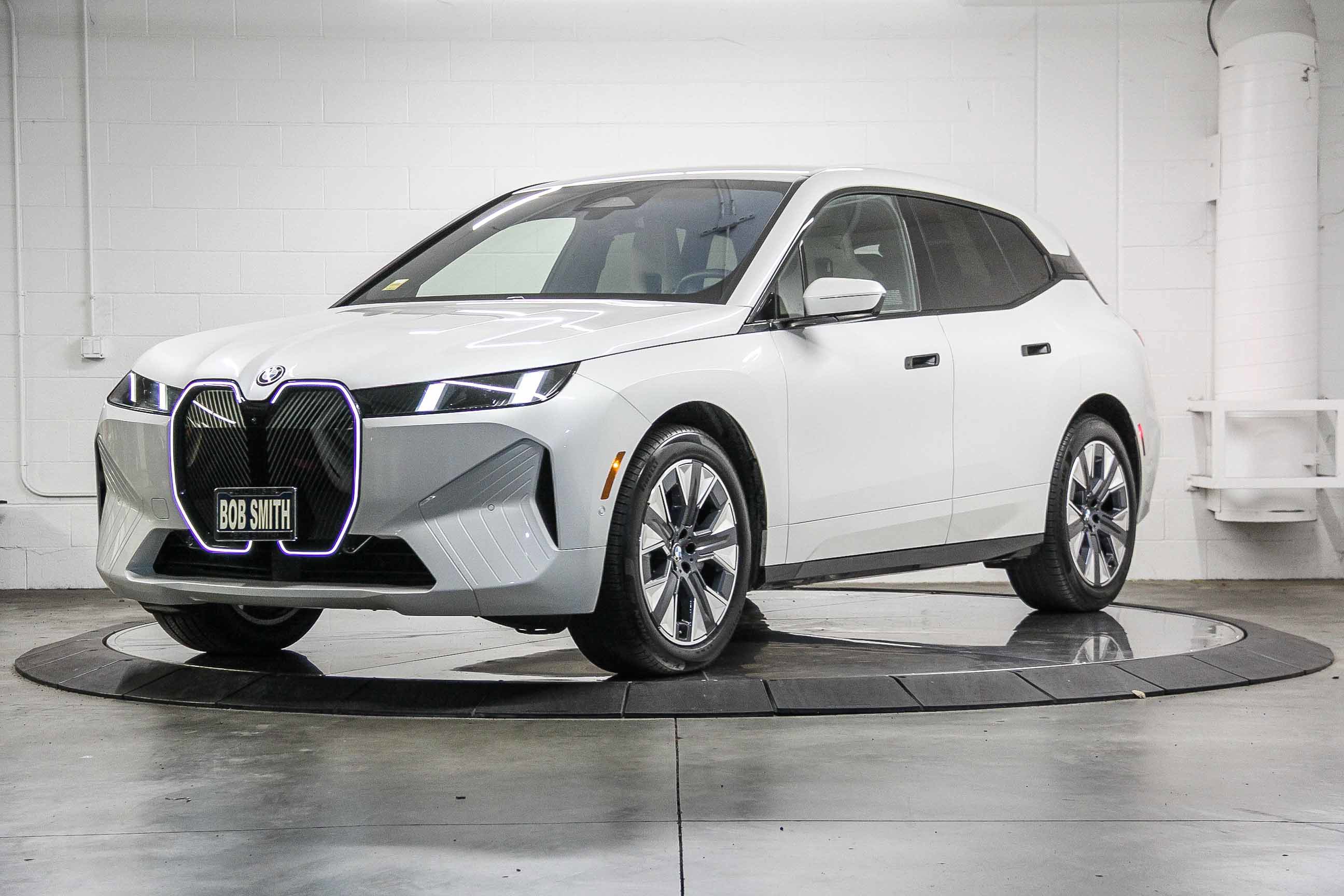 Used 2026 BMW iX xDrive45 w/ Premium Package image 3