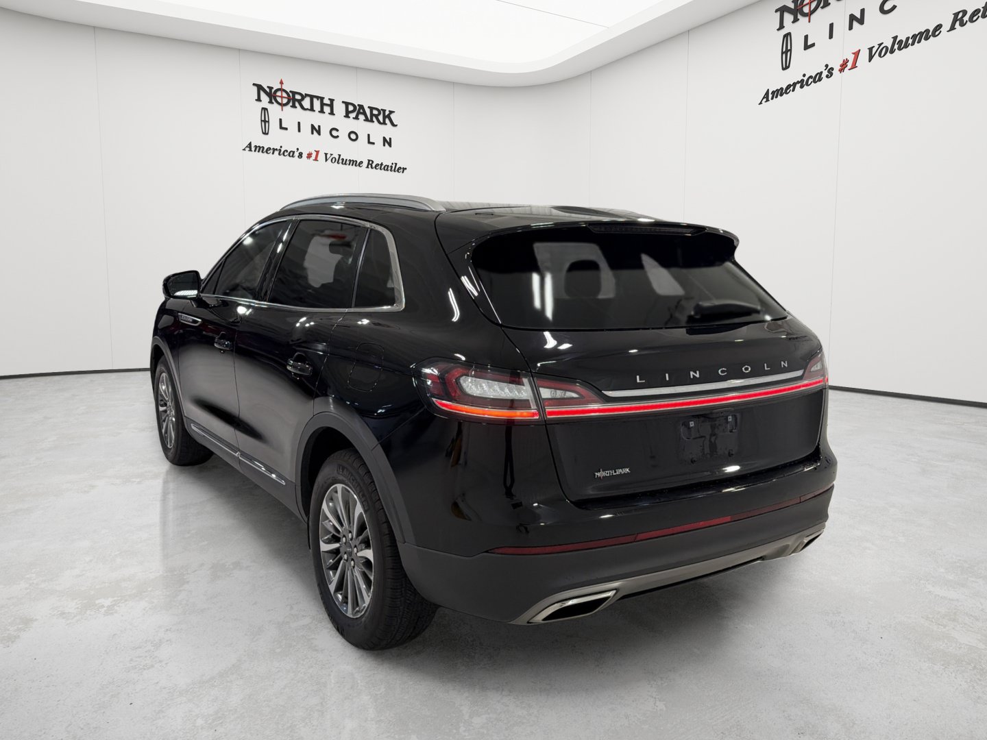Used 2023 Lincoln Nautilus AWD w/ Premium Package image 3