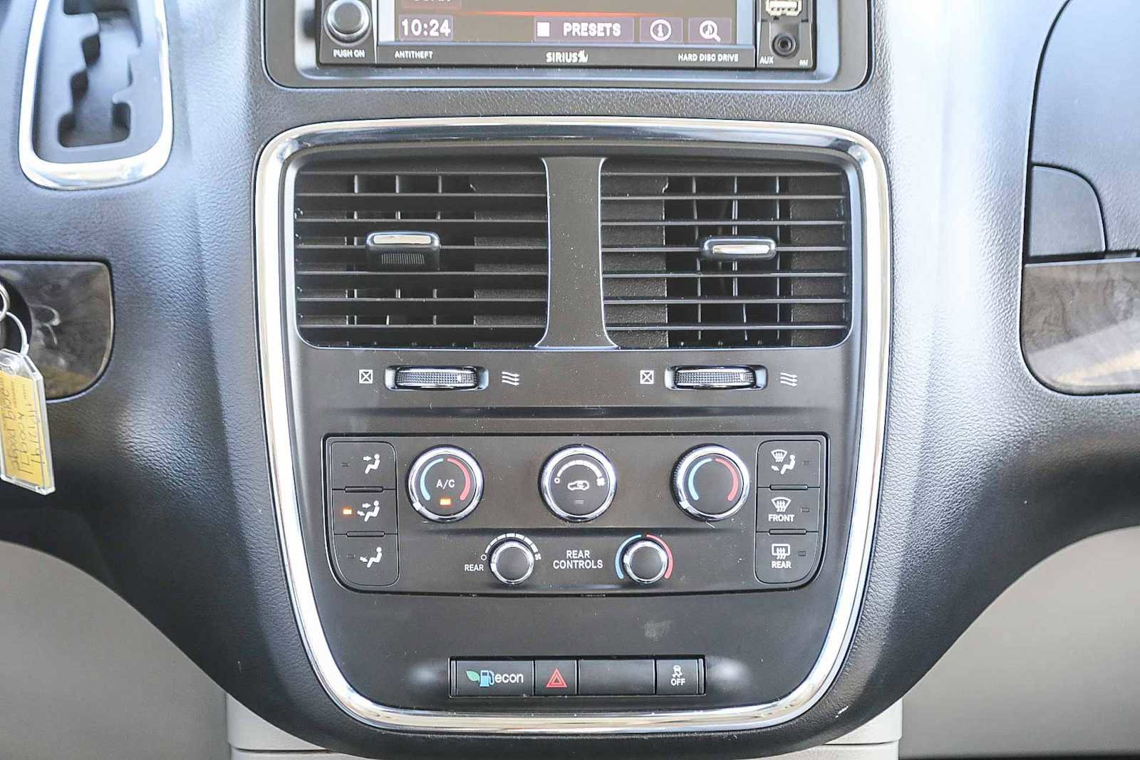Used 2019 Dodge Grand Caravan SE w/ UConnect Hands-Free Group image 14
