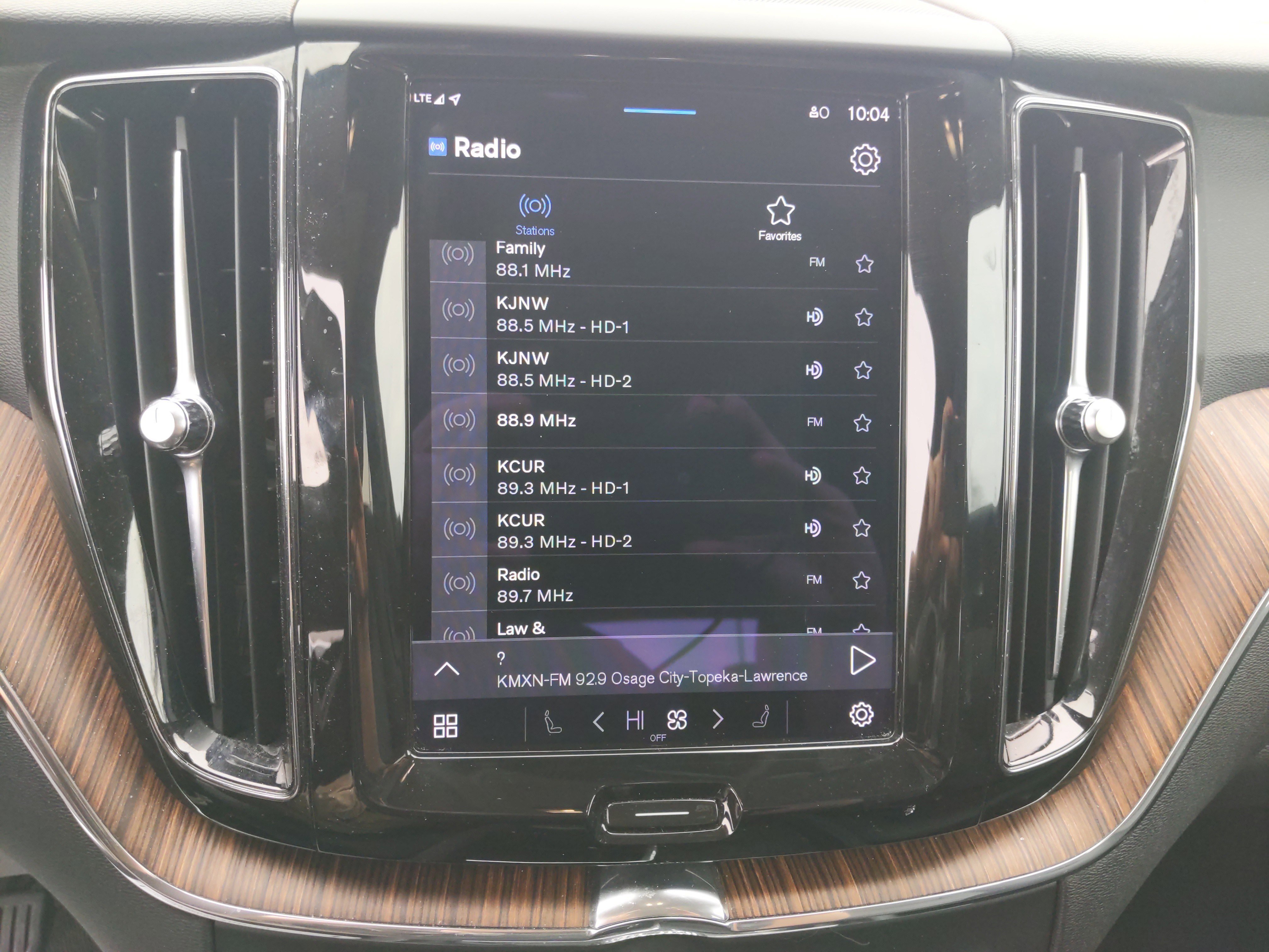 Used 2022 Volvo XC60 B5 Momentum w/ Protection Package Premier image 19