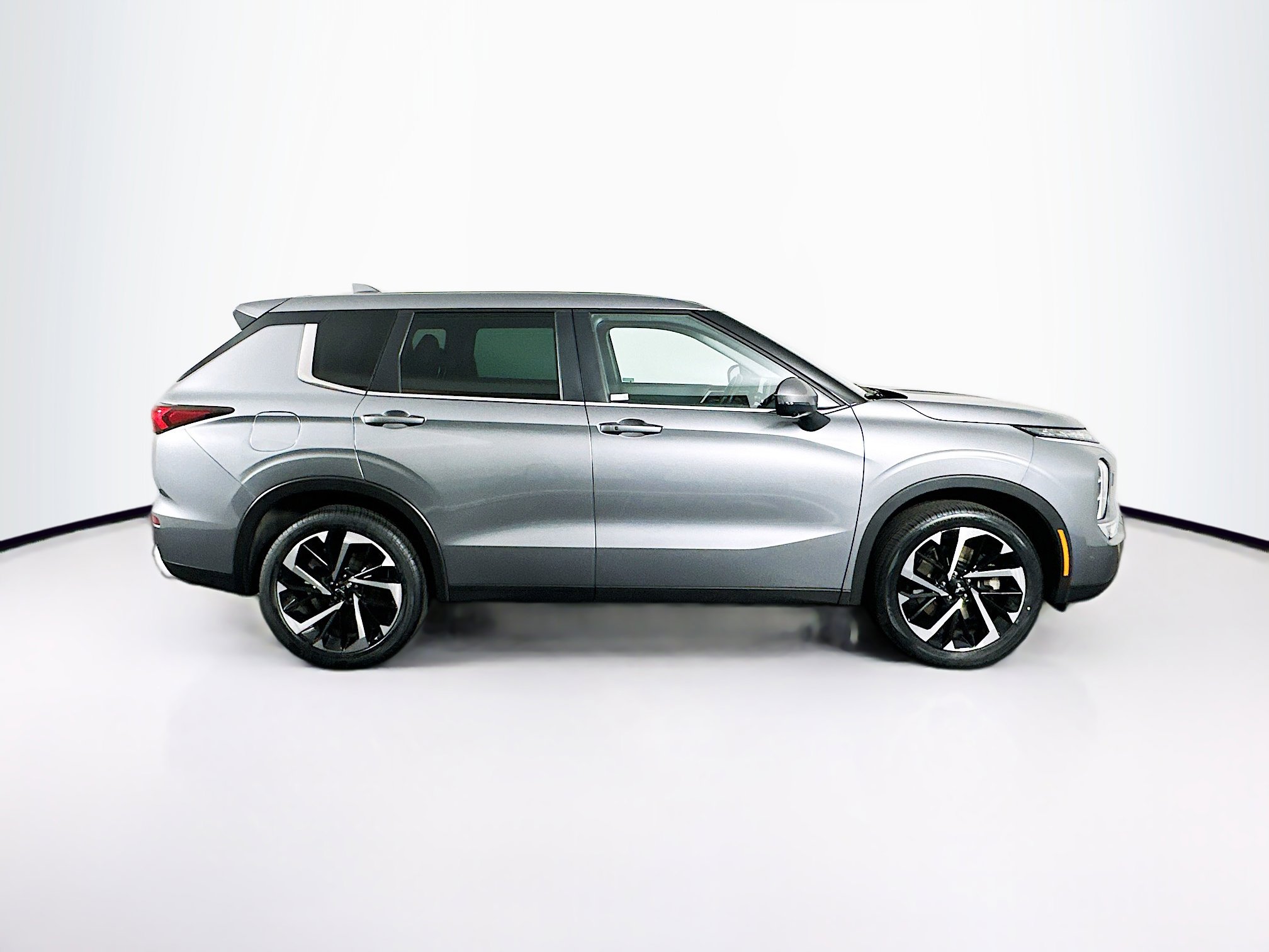 Used 2023 Mitsubishi Outlander SE image 10