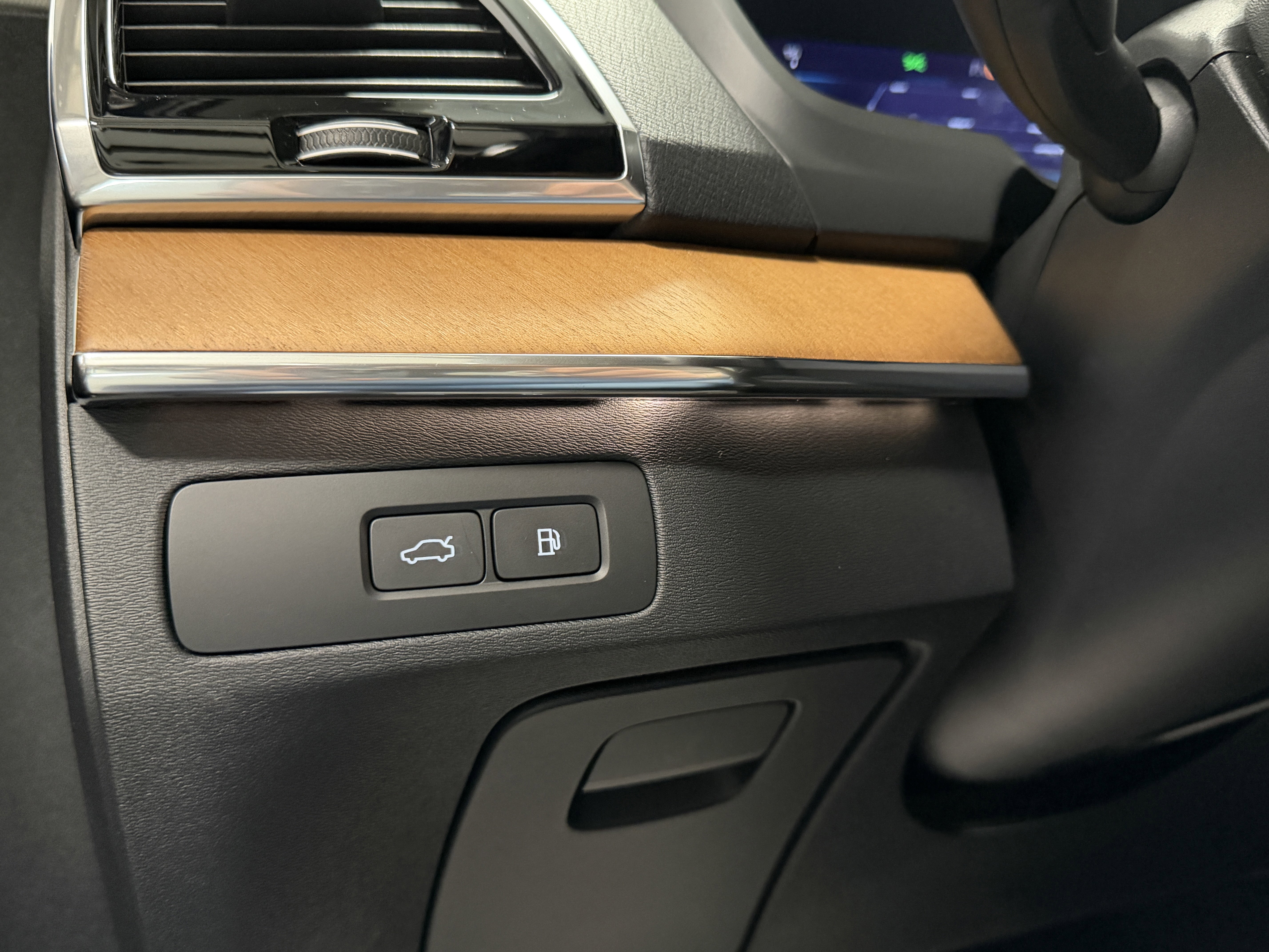 Used 2024 Volvo XC90 T8 Plus w/ Protection Package image 20