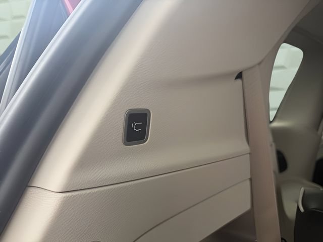 Certified 2024 Chrysler Pacifica Limited FWD image 36
