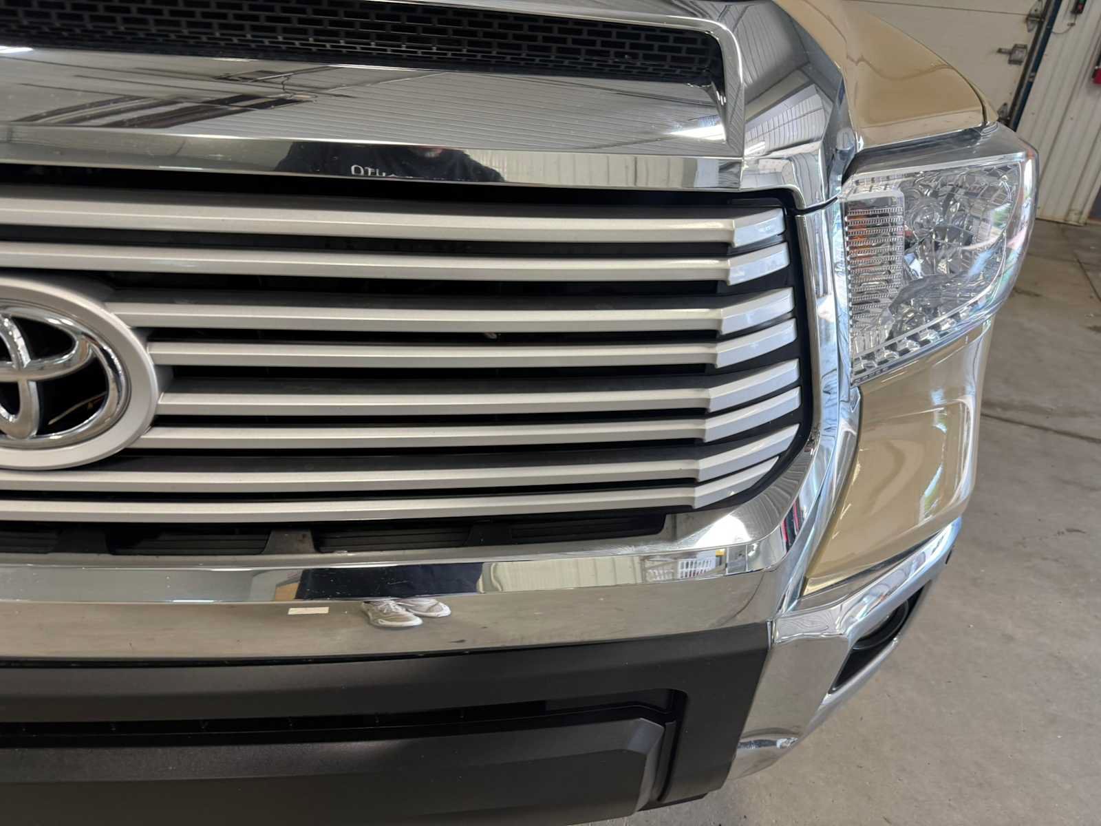 Used 2017 Toyota Tundra Limited w/ Limited Premium Package AWD/4WD image 5