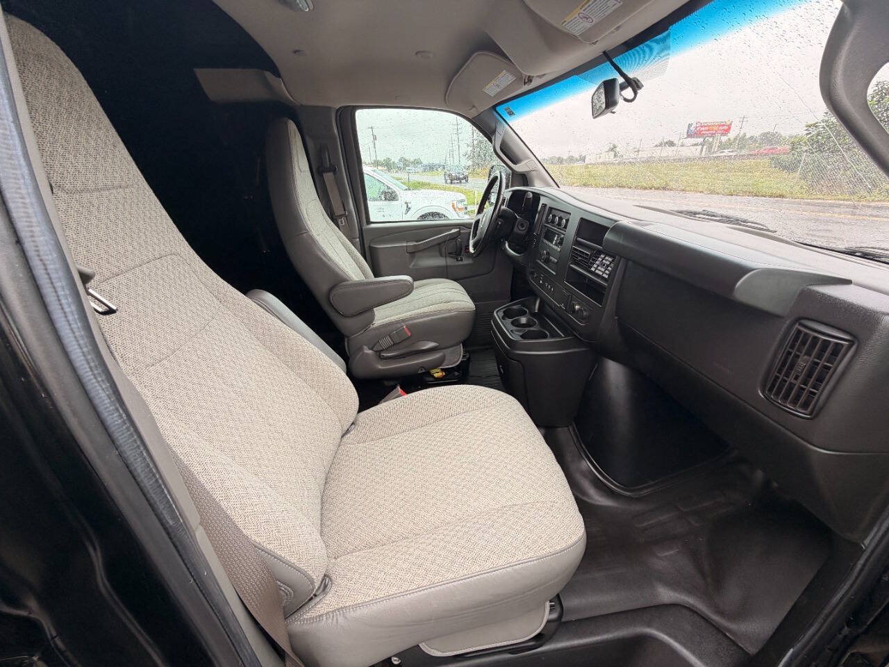 Used 2022 Chevrolet Express 3500 Extended w/ Driver Convenience Package RWD image 10