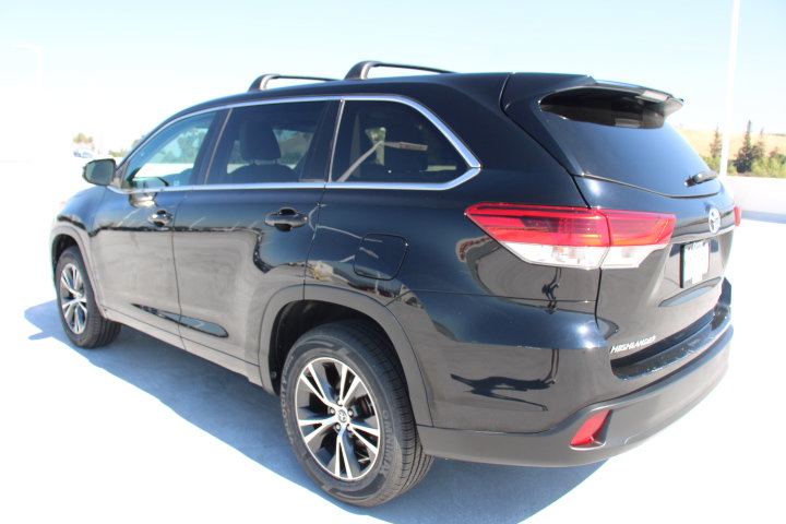 Used 2018 Toyota Highlander LE w/ Carpet Mat Package (TMS) image 5