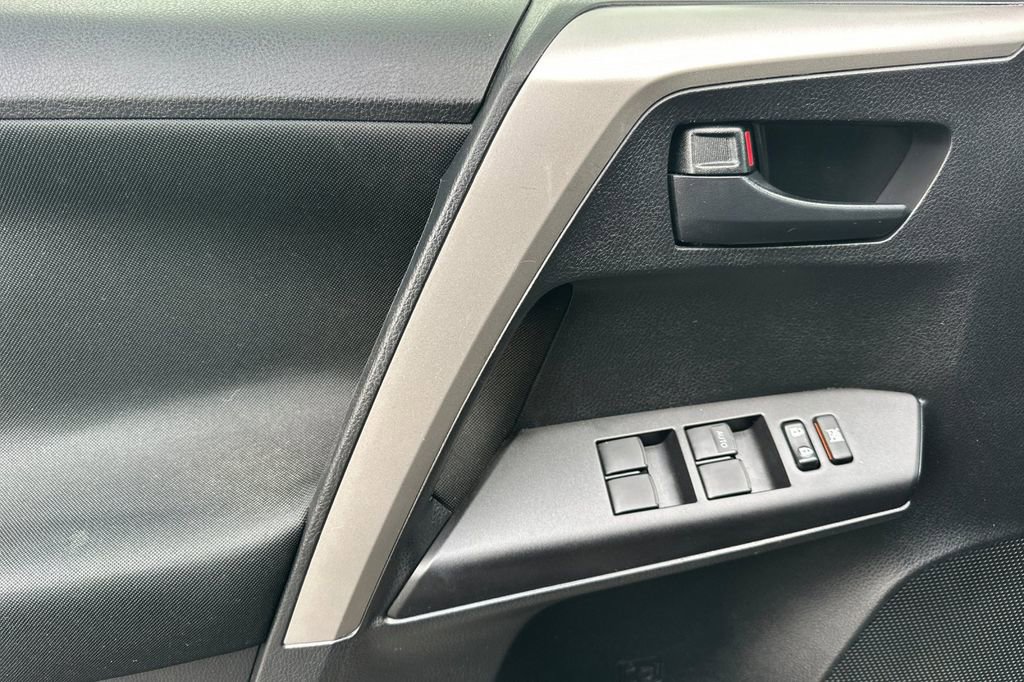 Used 2016 Toyota RAV4 LE image 11