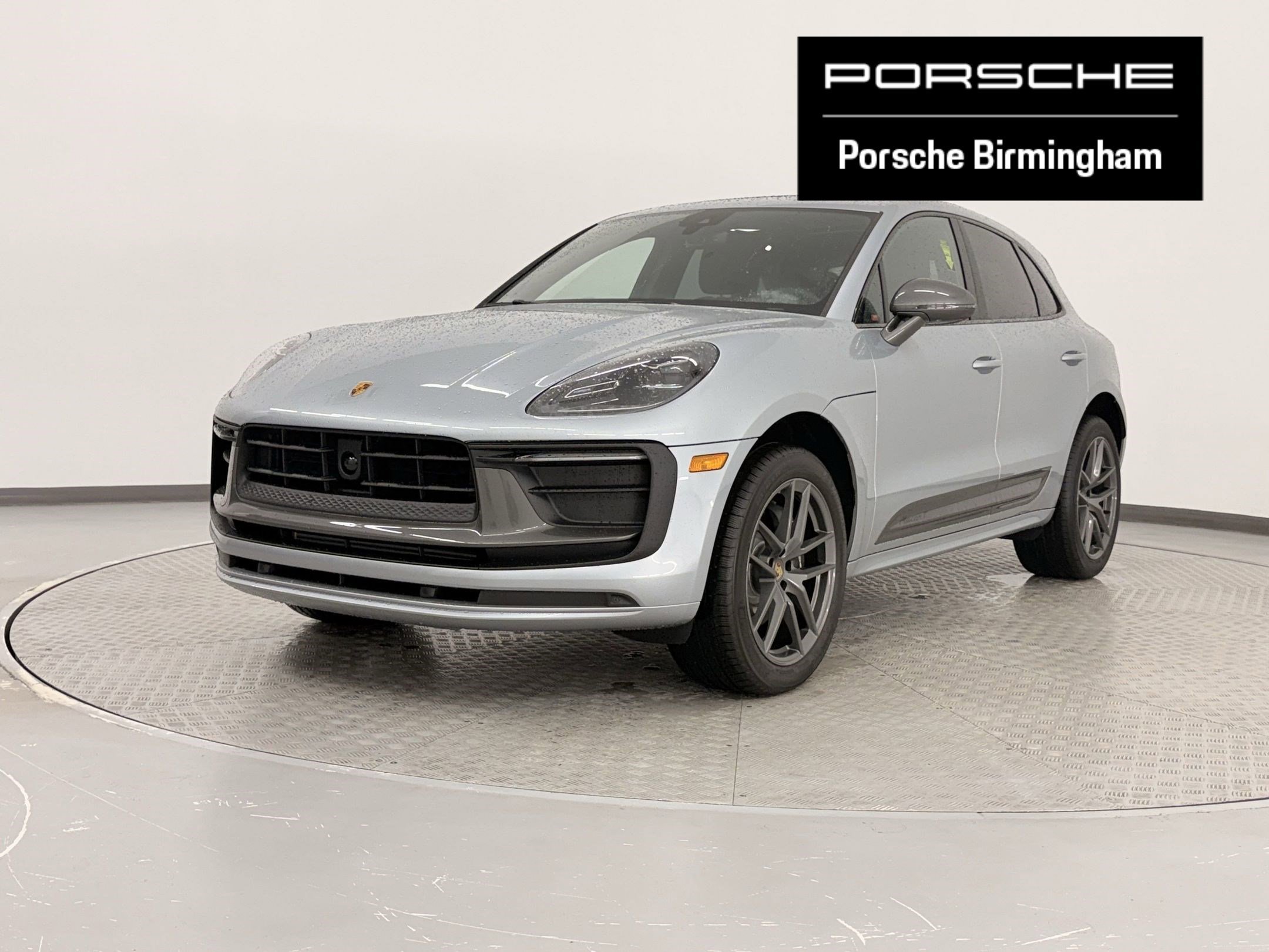 Used 2025 Porsche Macan image 1