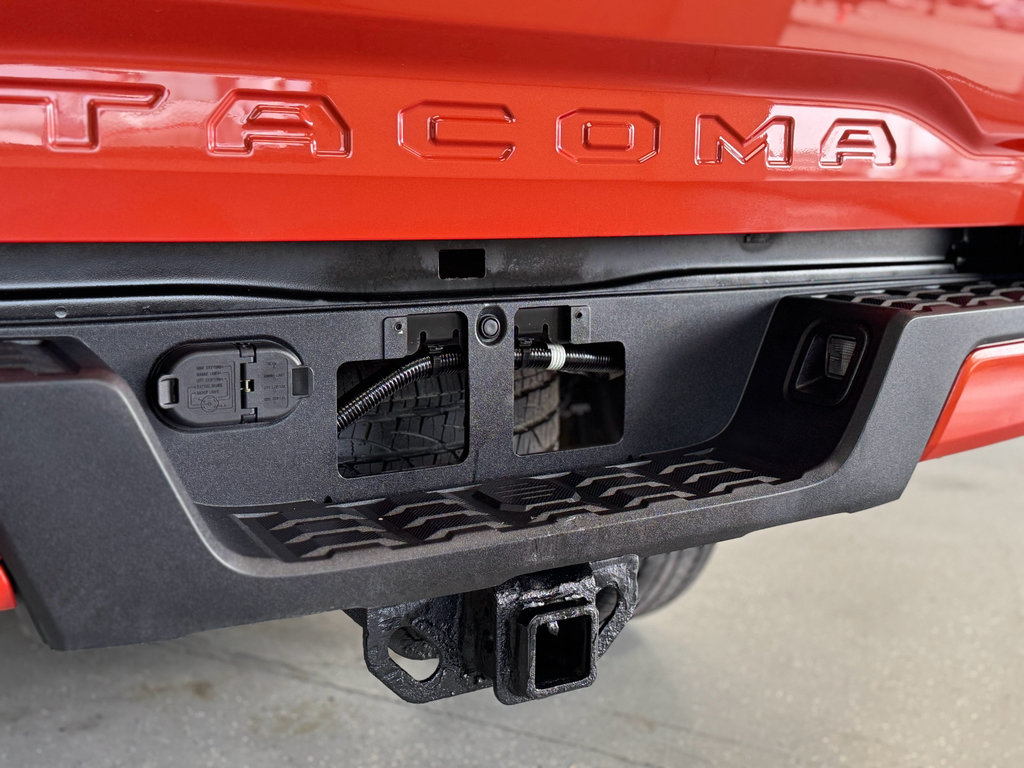 Used 2017 Toyota Tacoma TRD Sport AWD/4WD image 32