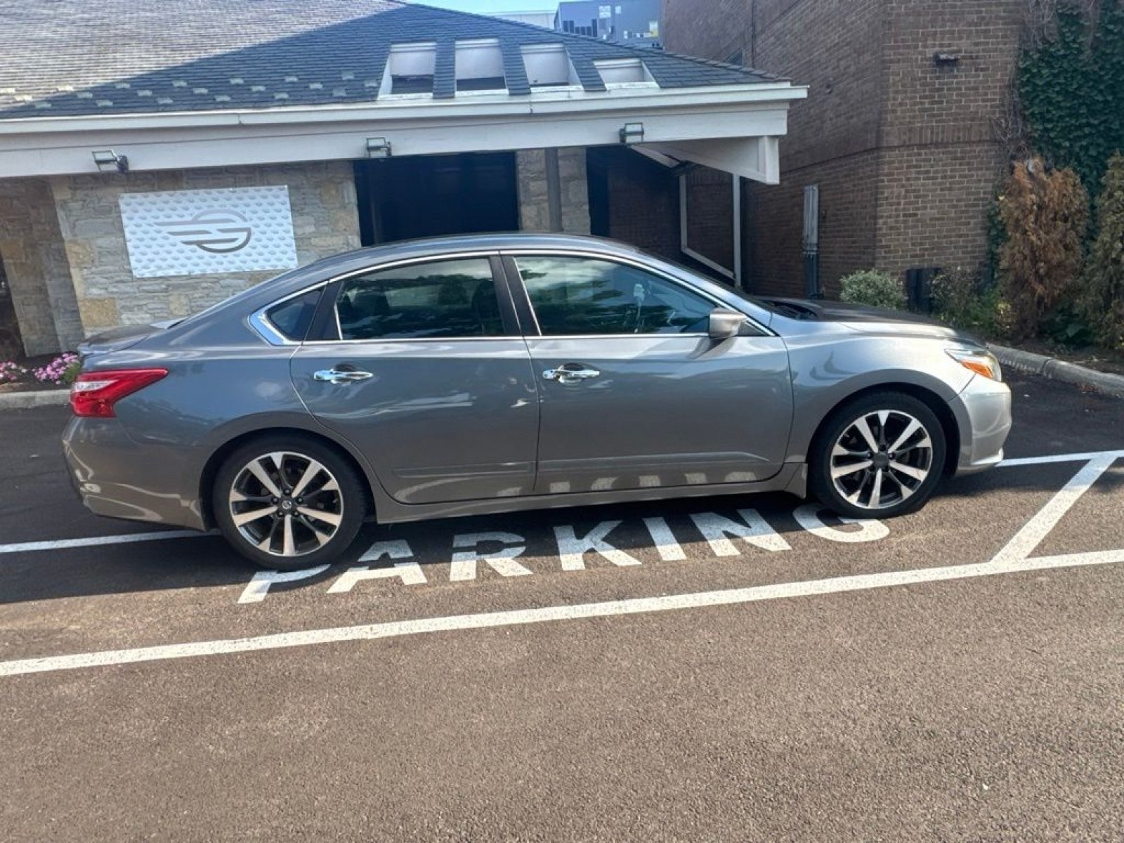 Used 2016 Nissan Altima 2.5 SR FWD image 6