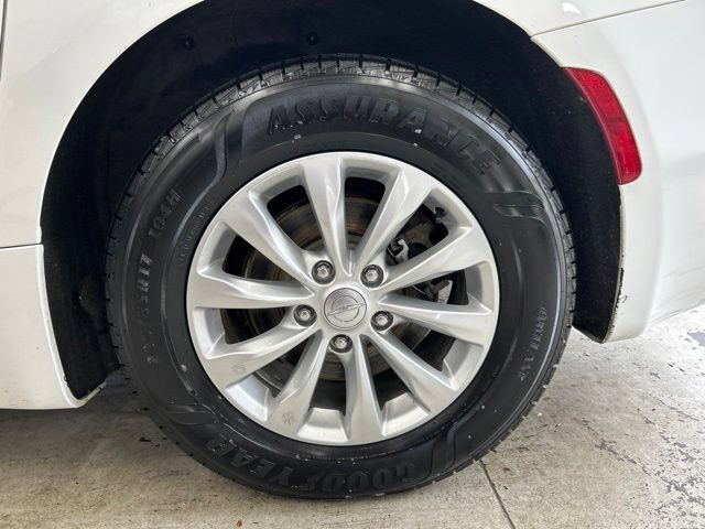 Used 2018 Chrysler Pacifica Touring-L w/ Premium Audio Group FWD image 8