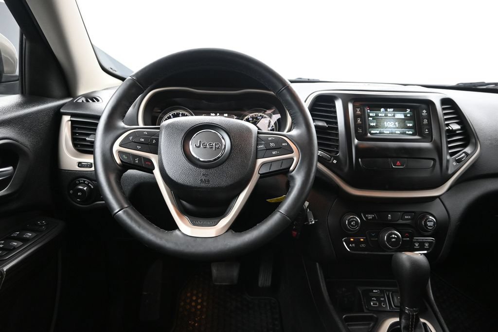 Used 2017 Jeep Cherokee Latitude w/ Cold Weather Group FWD image 28