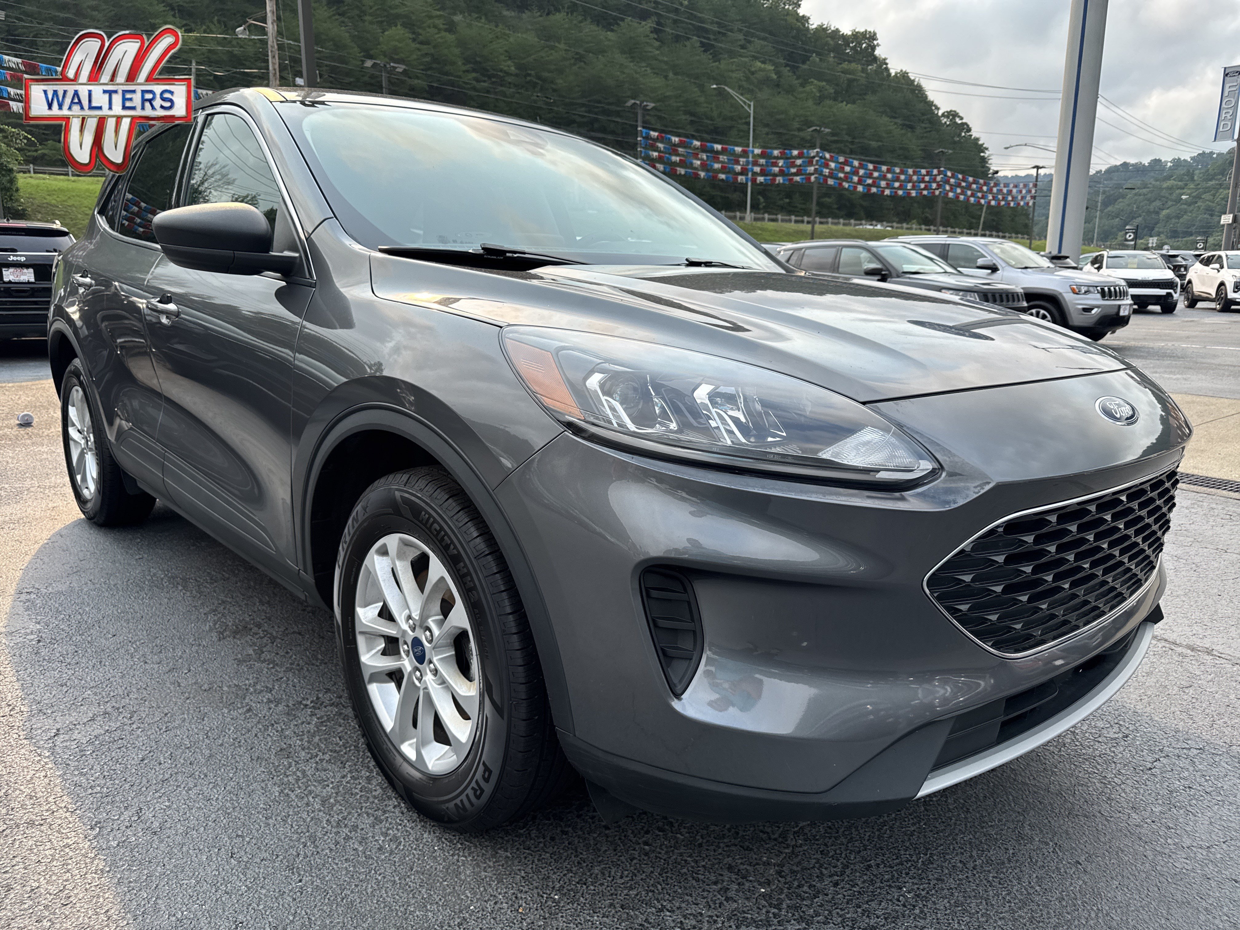 Used 2022 Ford Escape SE w/ Cold Weather Package AWD/4WD image 1