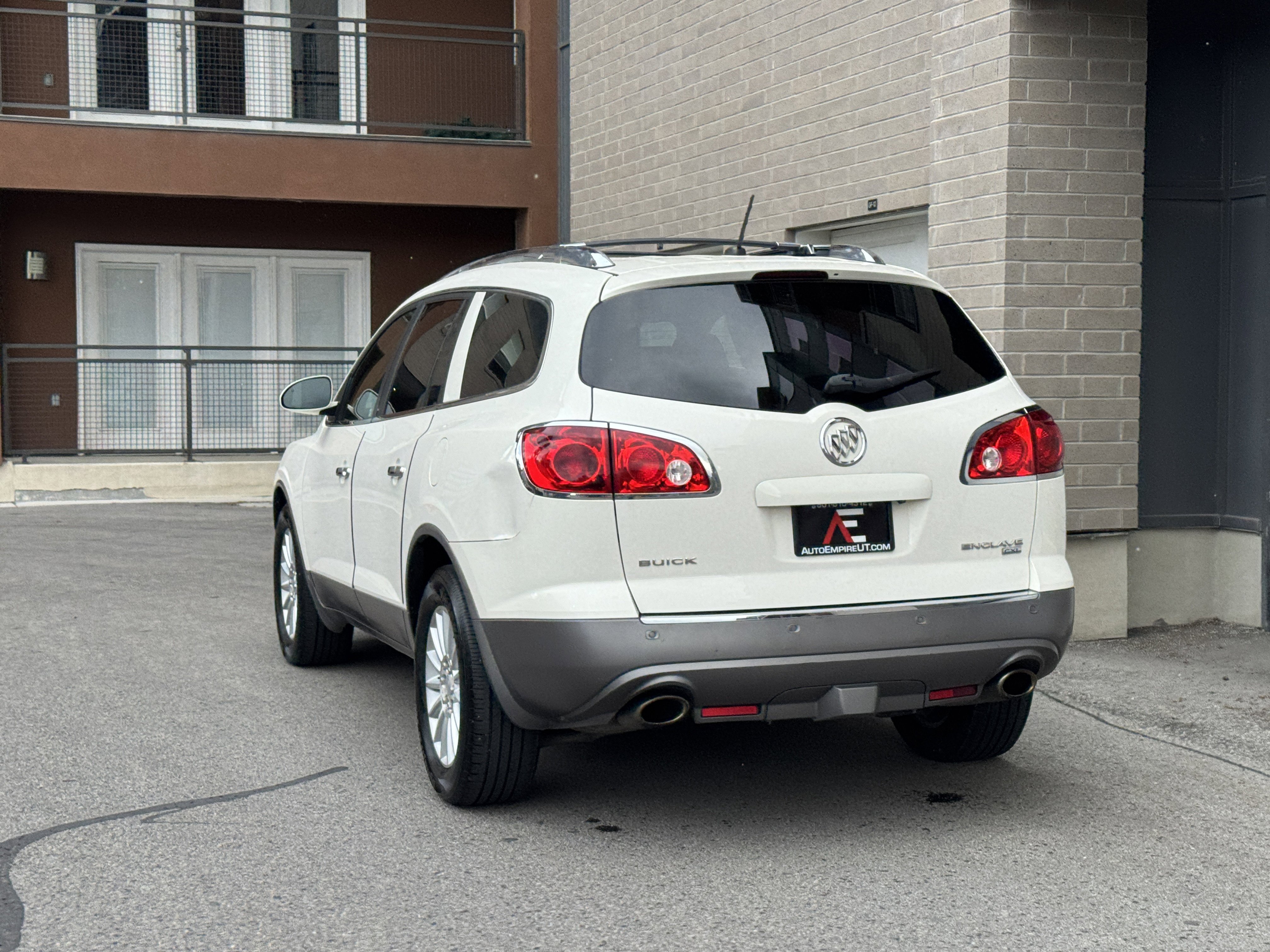 Used 2010 Buick Enclave CXL w/ Trailering Provision Package AWD/4WD image 3