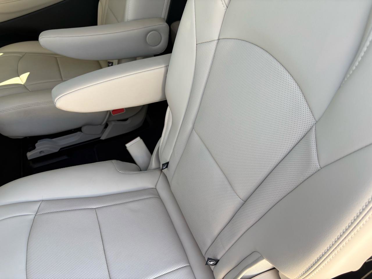 Used 2023 Buick Enclave Essence image 33