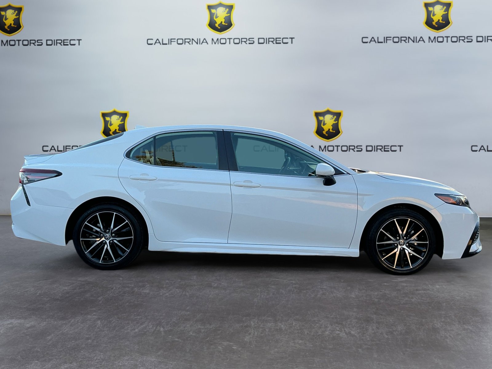 Used 2024 Toyota Camry SE image 4