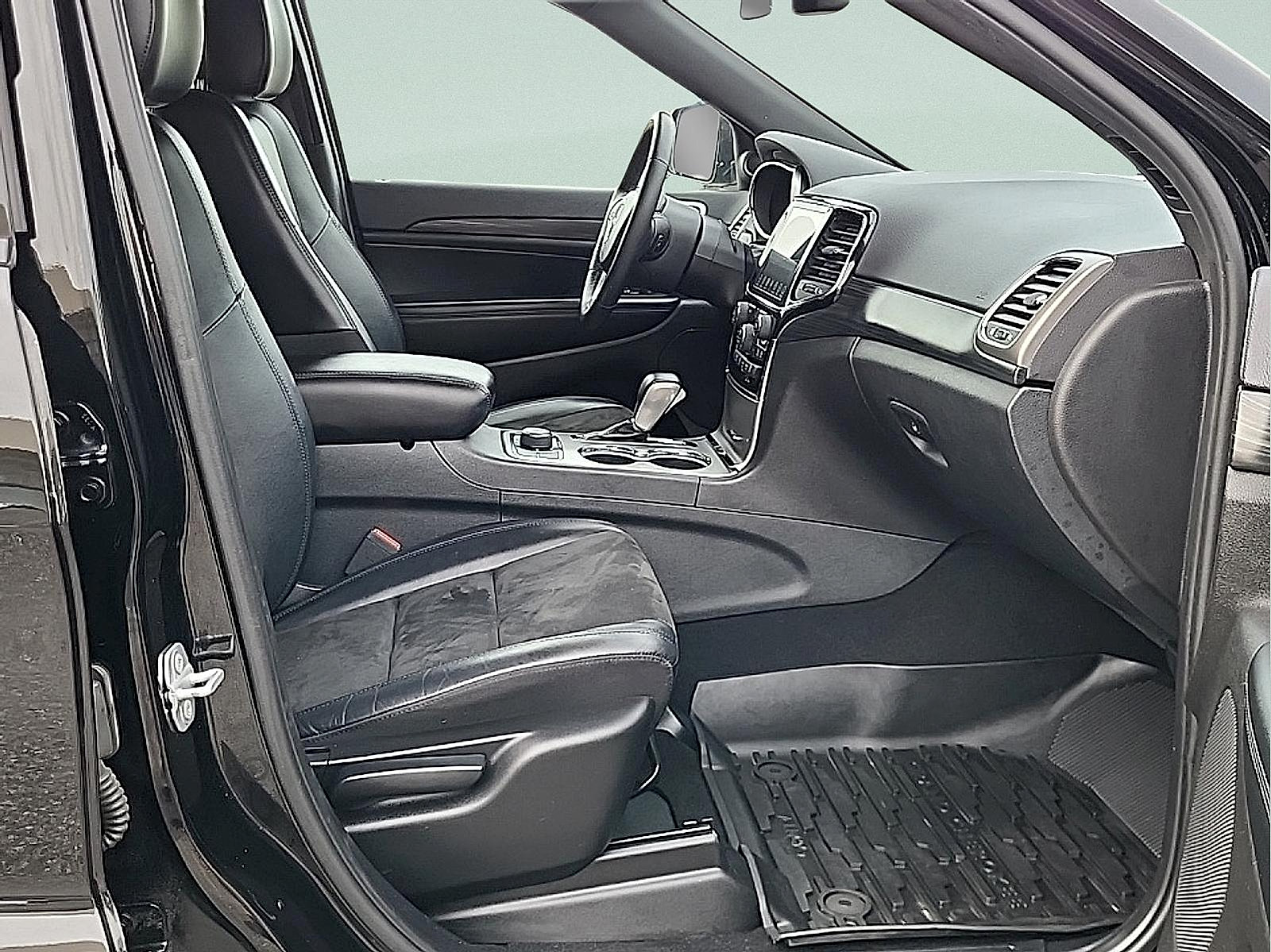Used 2019 Jeep Grand Cherokee Altitude AWD/4WD image 10