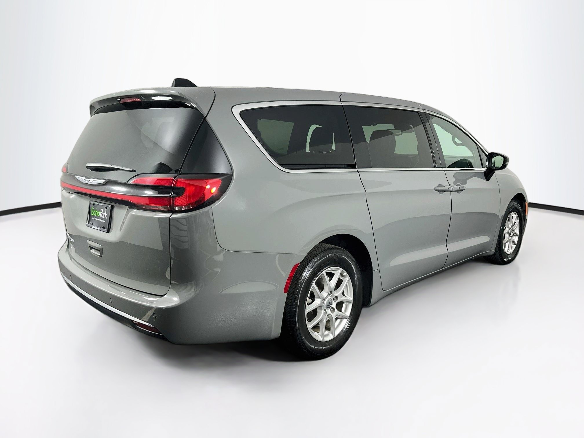 Used 2025 Chrysler Pacifica Select FWD image 9