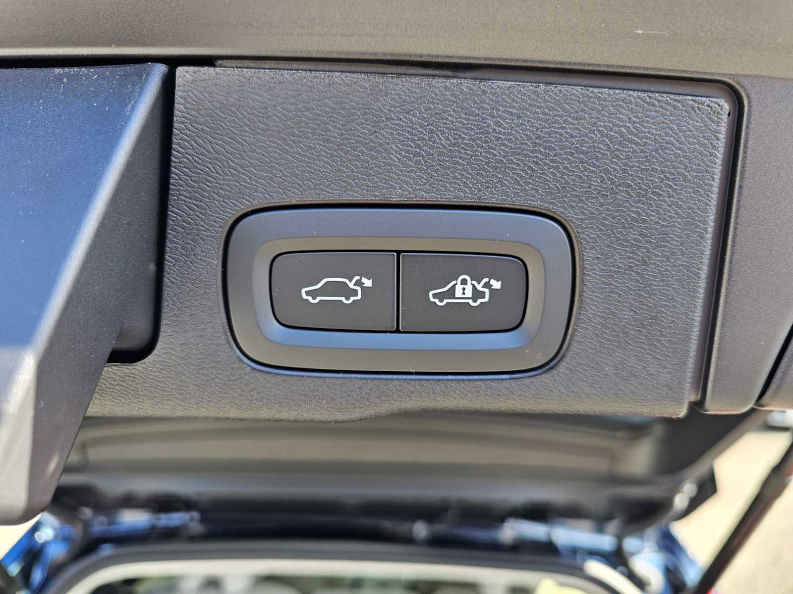 New 2026 Volvo XC60 T8 Ultra w/ Protection Package Premier image 17