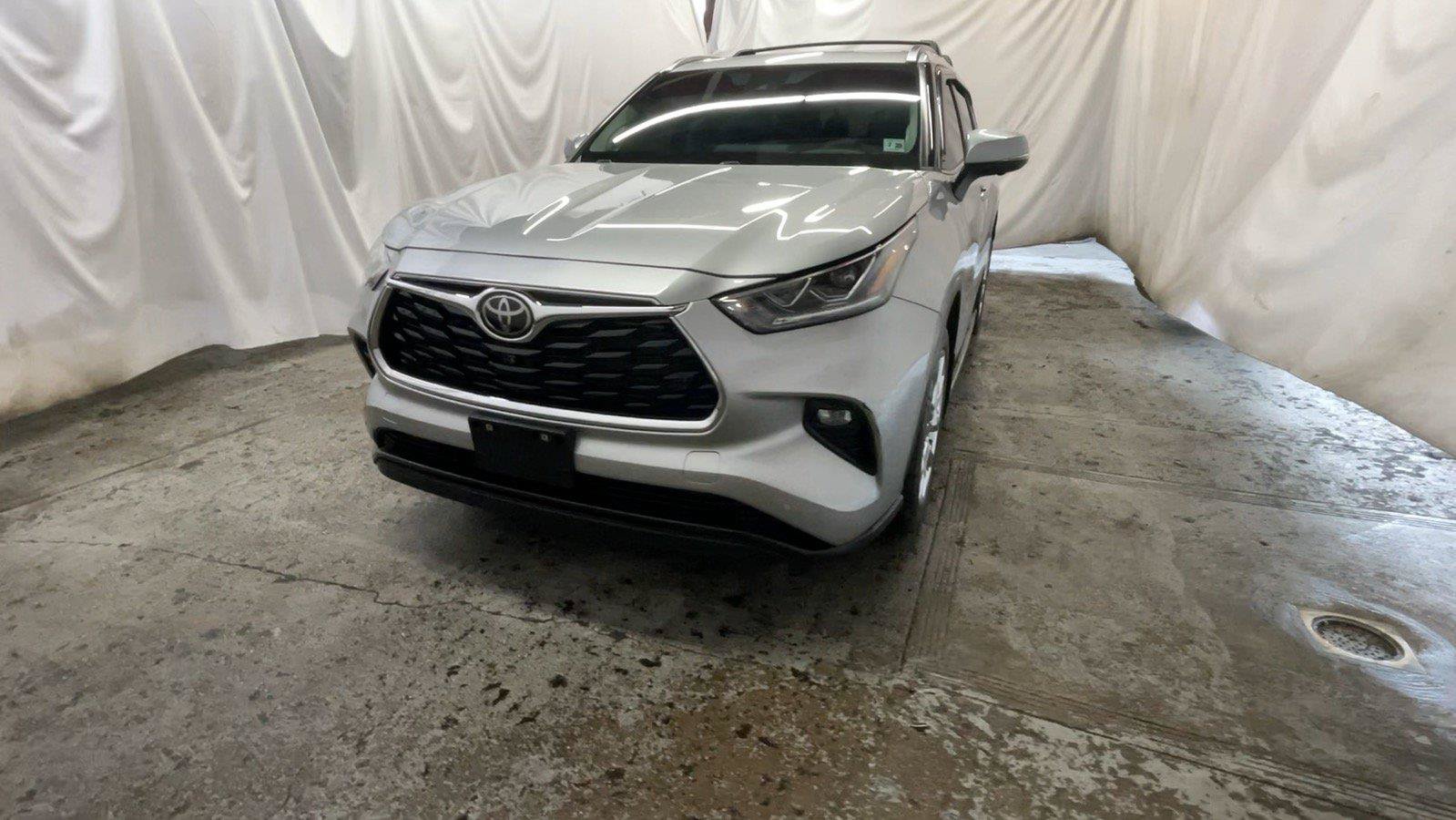 Used 2024 Toyota Highlander Limited AWD/4WD image 13