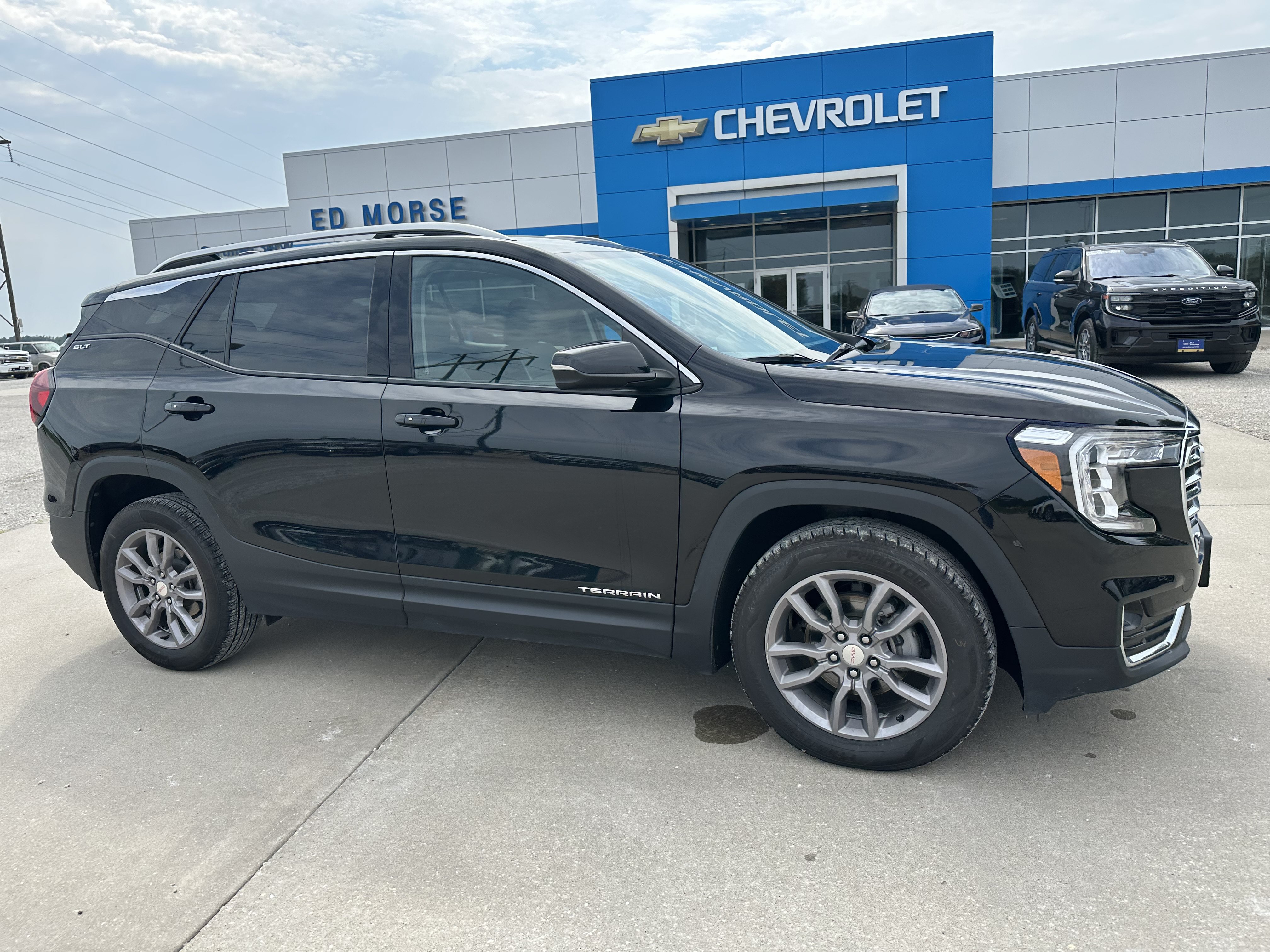 Certified 2024 GMC Terrain SLT AWD/4WD image 2
