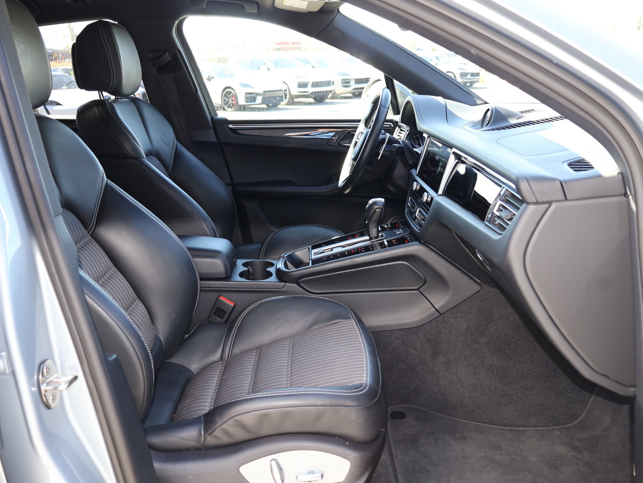 Certified 2024 Porsche Macan Turbo AWD/4WD image 32
