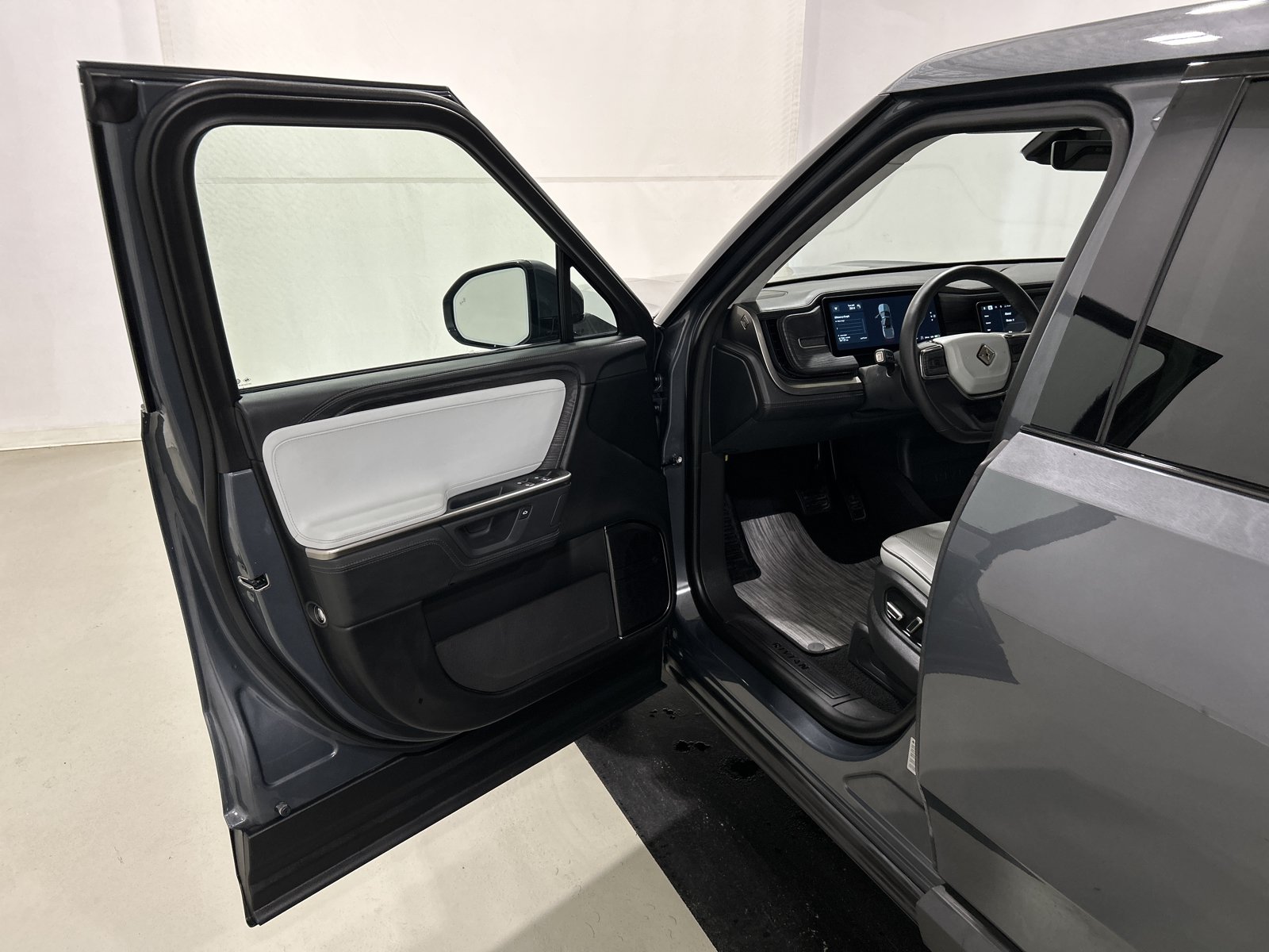 Used 2025 Rivian R1T Adventure AWD/4WD image 16
