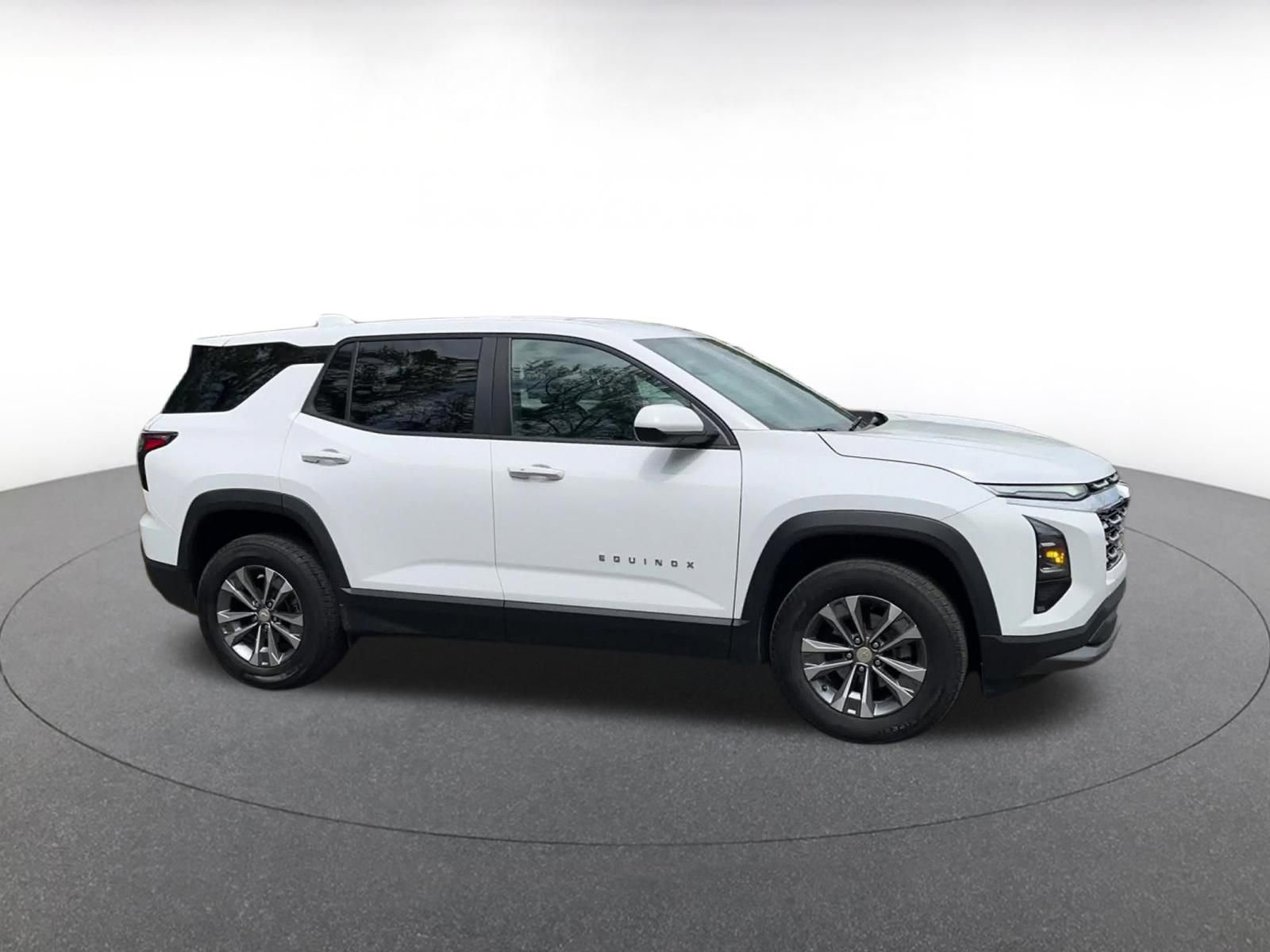 Used 2025 Chevrolet Equinox LT FWD image 2