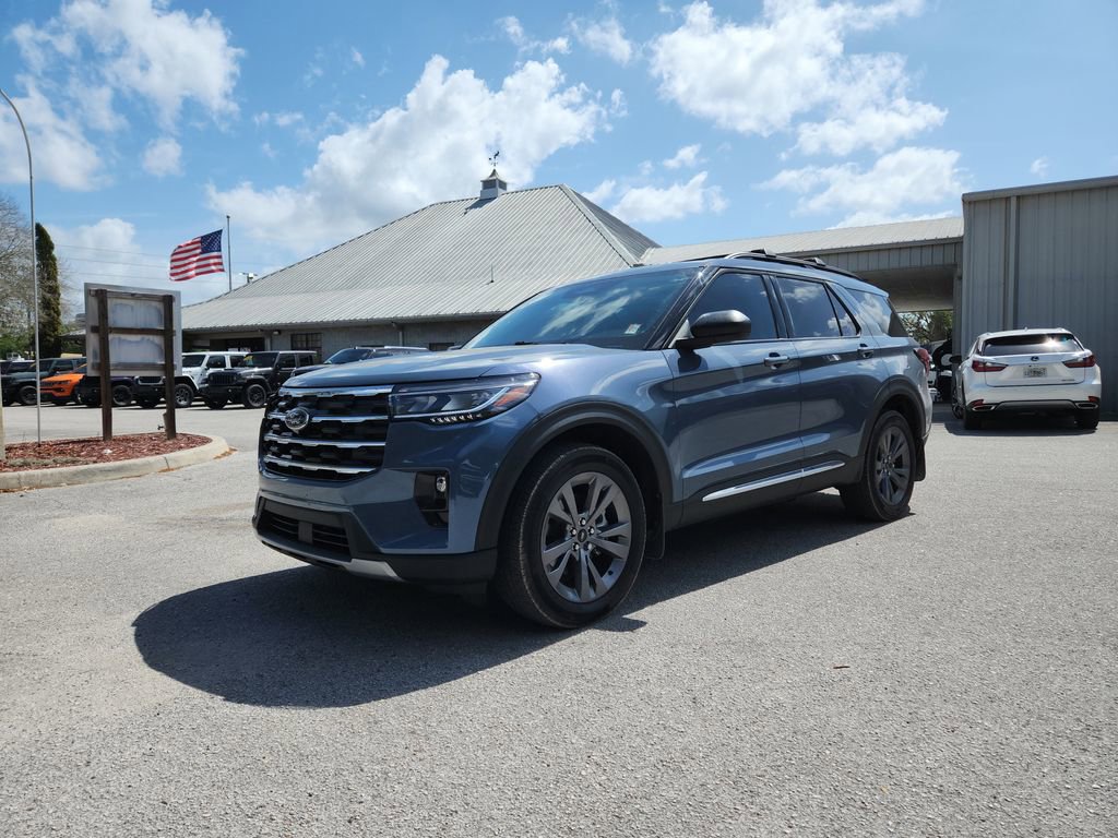 Used 2025 Ford Explorer Active w/ Active Comfort Package image 2