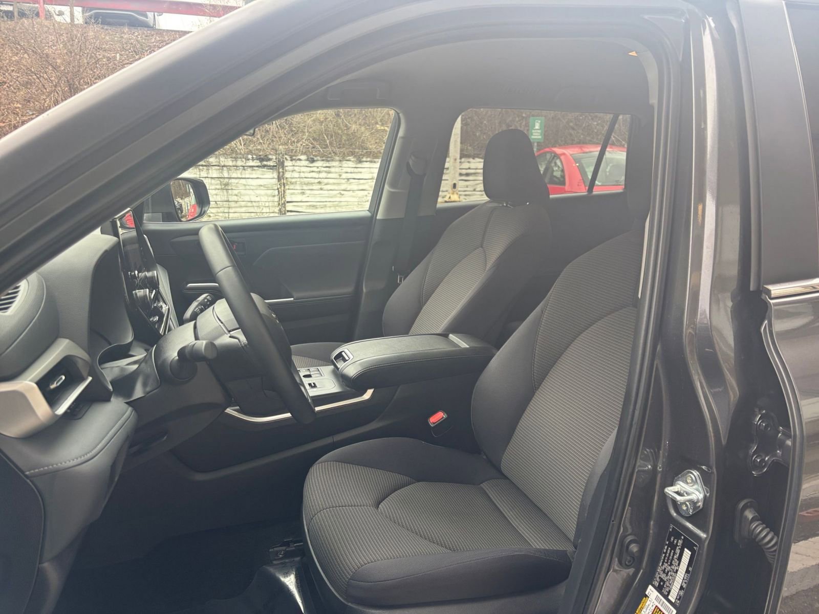 Used 2025 Toyota Highlander LE image 38