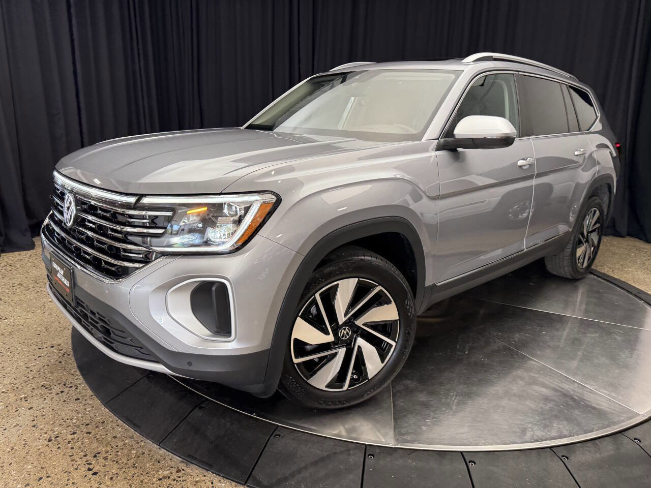 Used 2024 Volkswagen Atlas SEL image 2