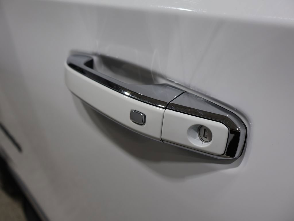 Used 2024 GMC Yukon XL SLT image 10