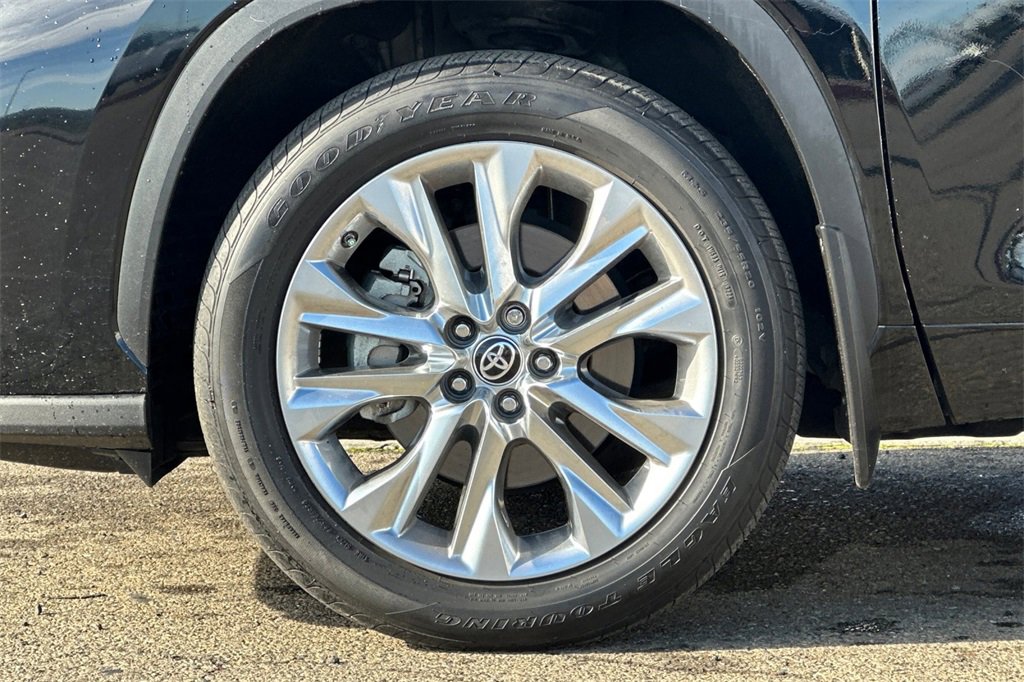 Used 2023 Toyota Highlander Limited image 28