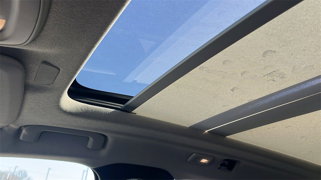 Certified 2025 Volvo XC40 B5 Plus image 17