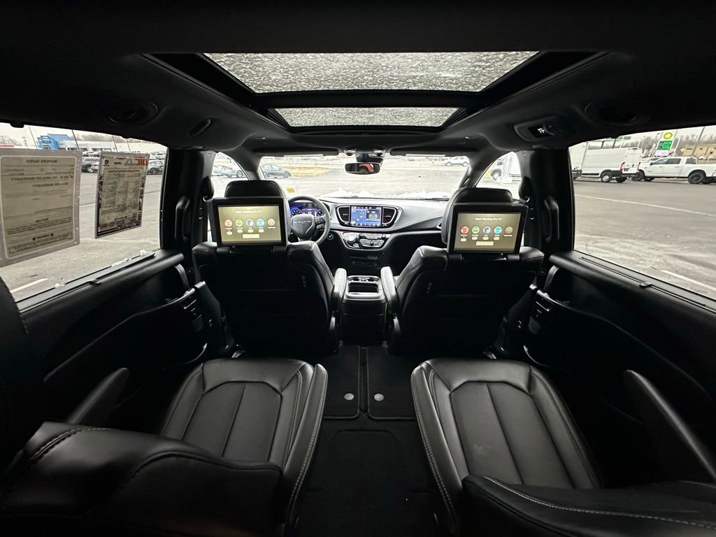 Used 2024 Chrysler Pacifica Touring-L w/ Uconnect Theater Family Group image 33