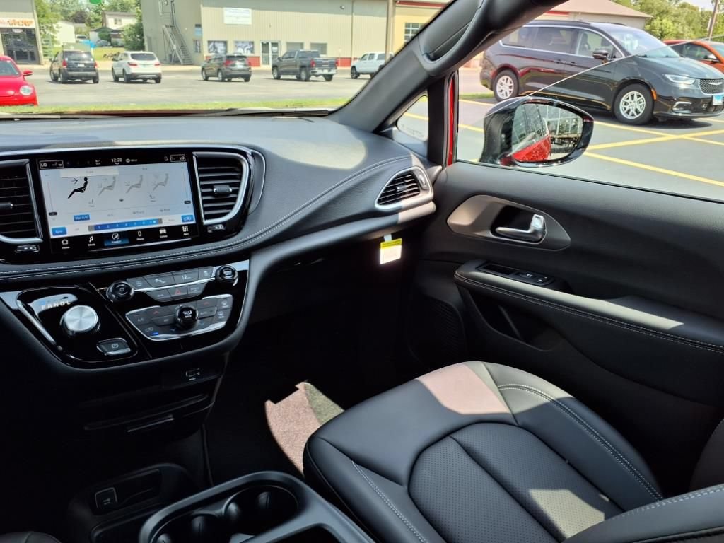 Used 2026 Chrysler Pacifica Select FWD image 23
