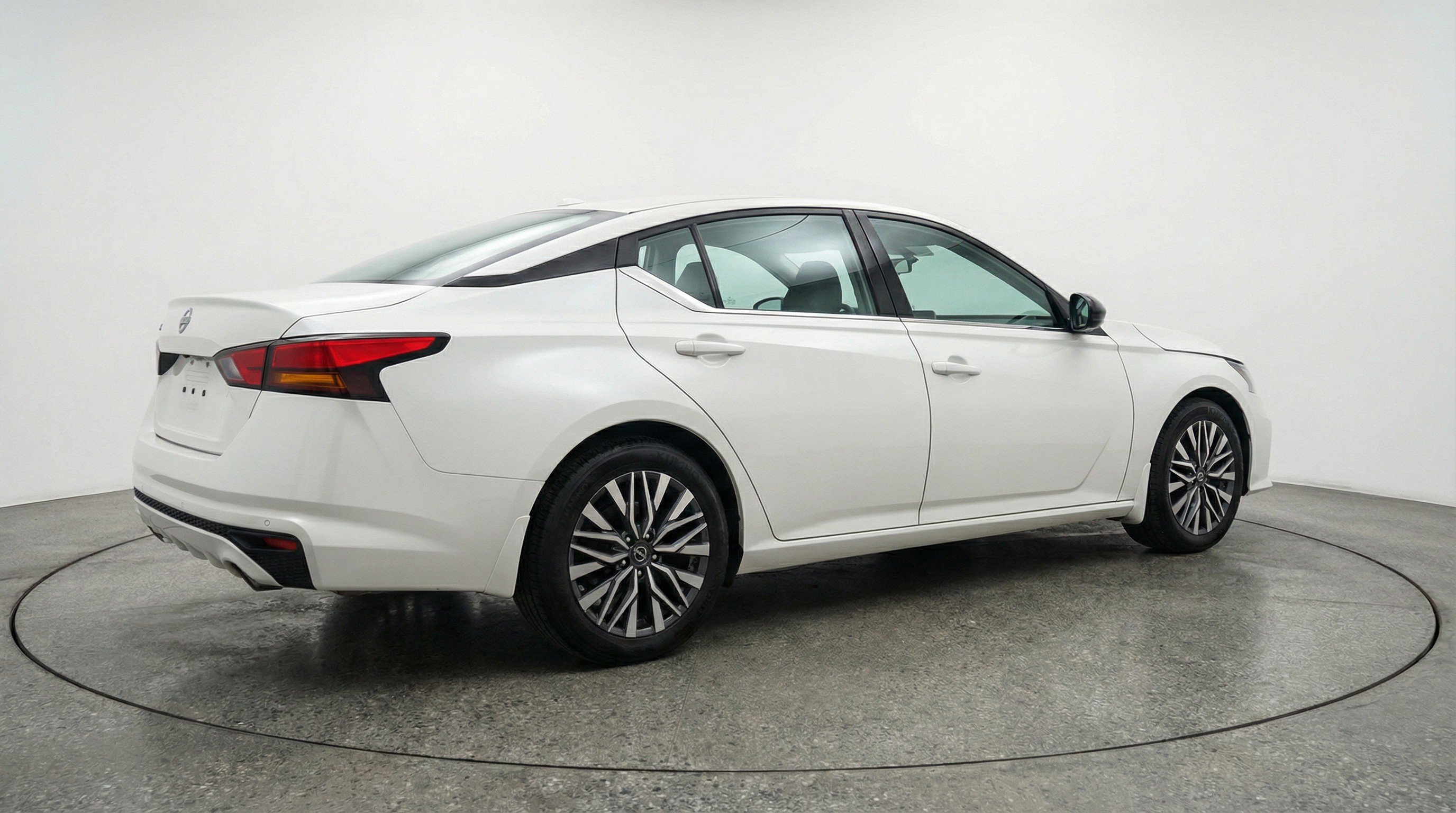 Used 2025 Nissan Altima 2.5 SV image 9