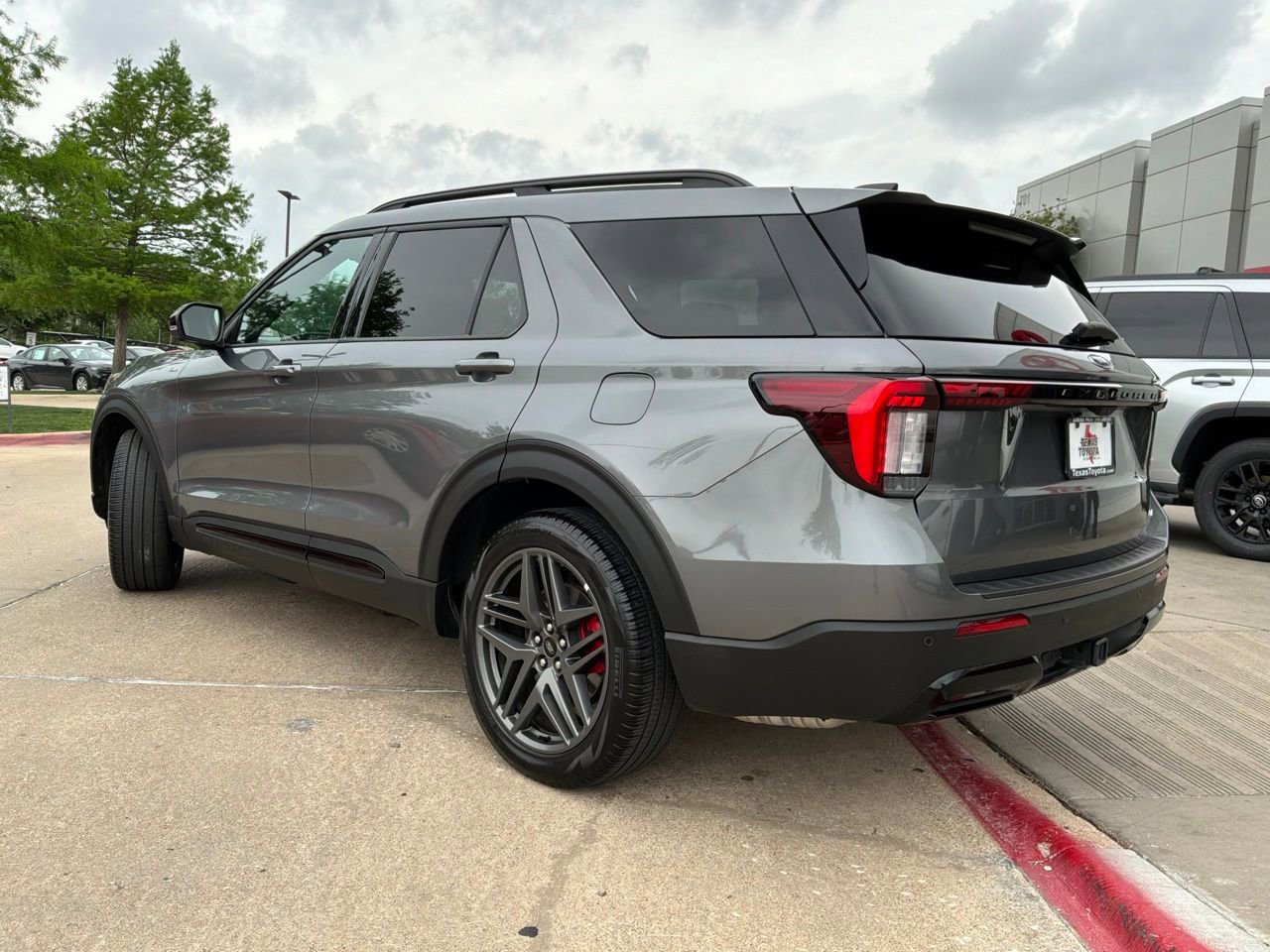 Used 2025 Ford Explorer ST-Line w/ ST-Line Street Pack AWD/4WD image 8