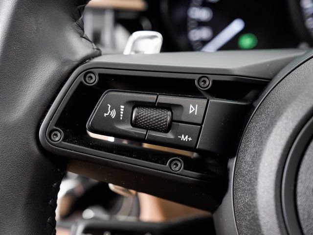 Certified 2025 Porsche Macan image 14