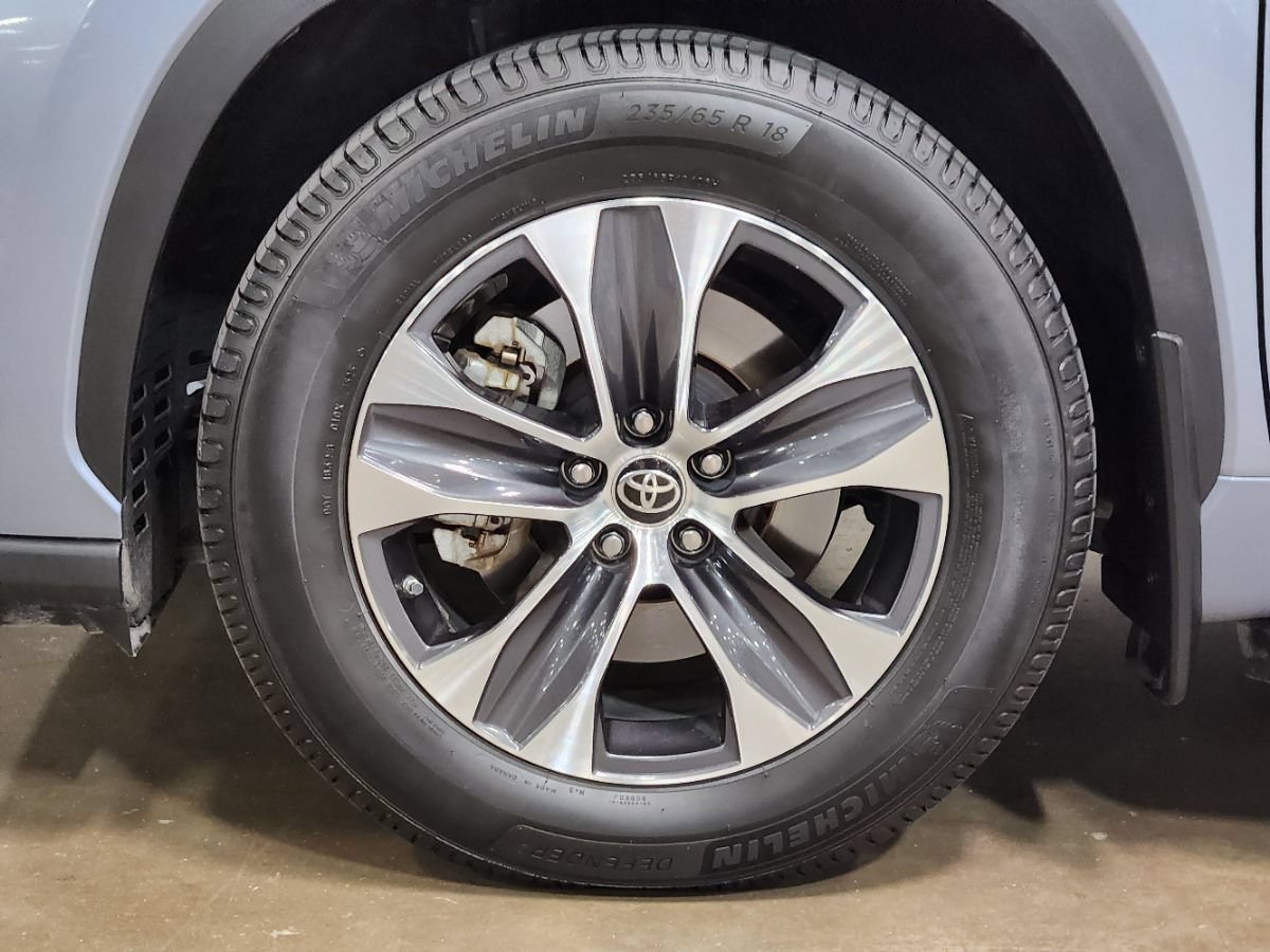 Used 2022 Toyota Highlander XLE AWD/4WD image 28