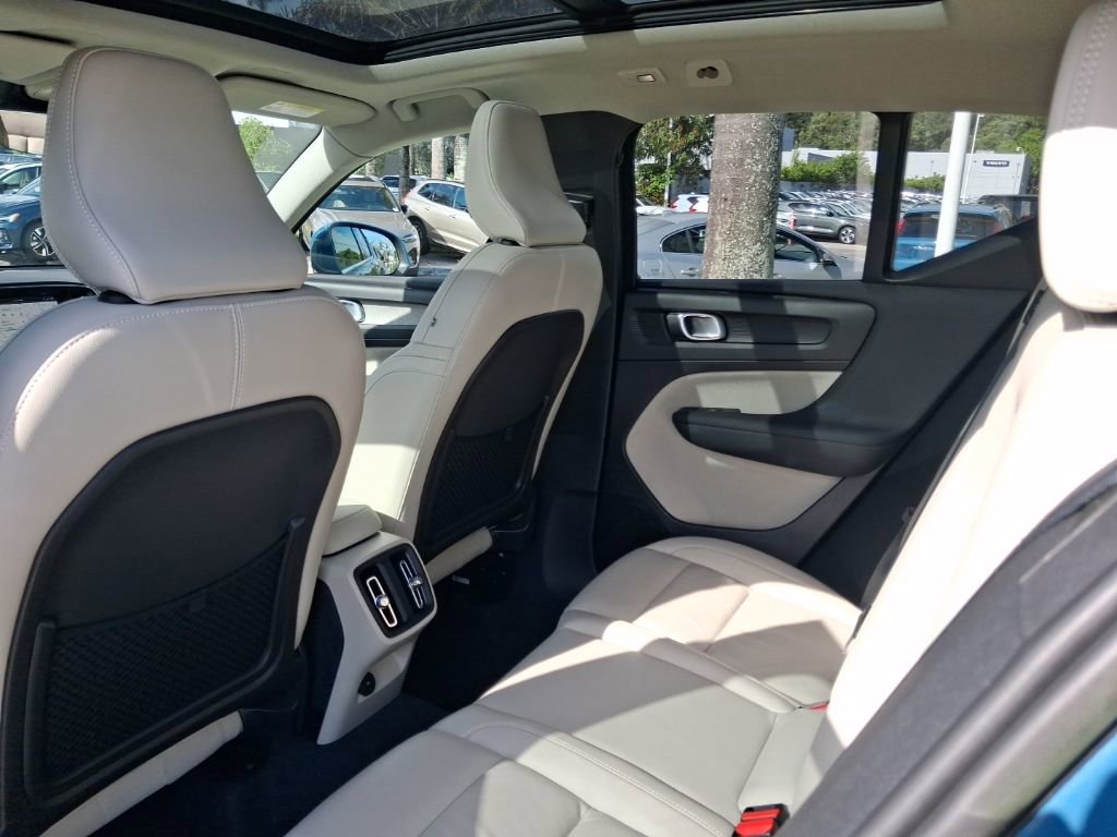 Used 2023 Volvo XC40 B5 Plus image 7